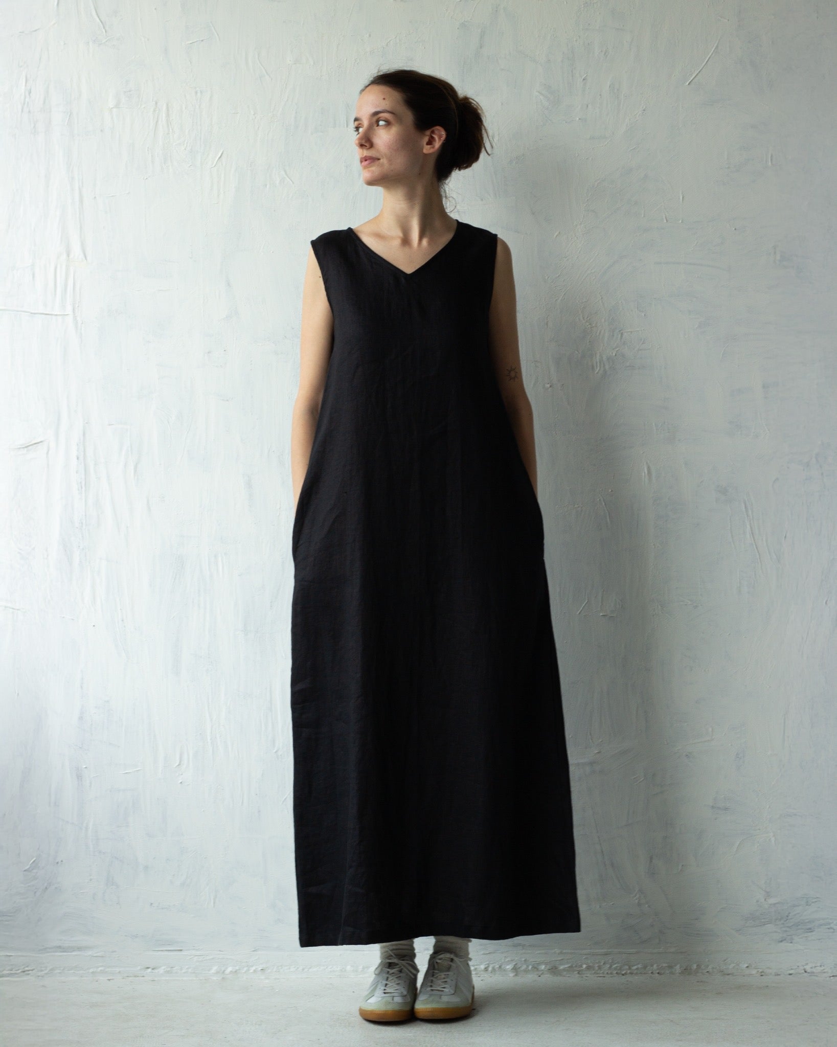404 Linen V-neck Long Dress - Black