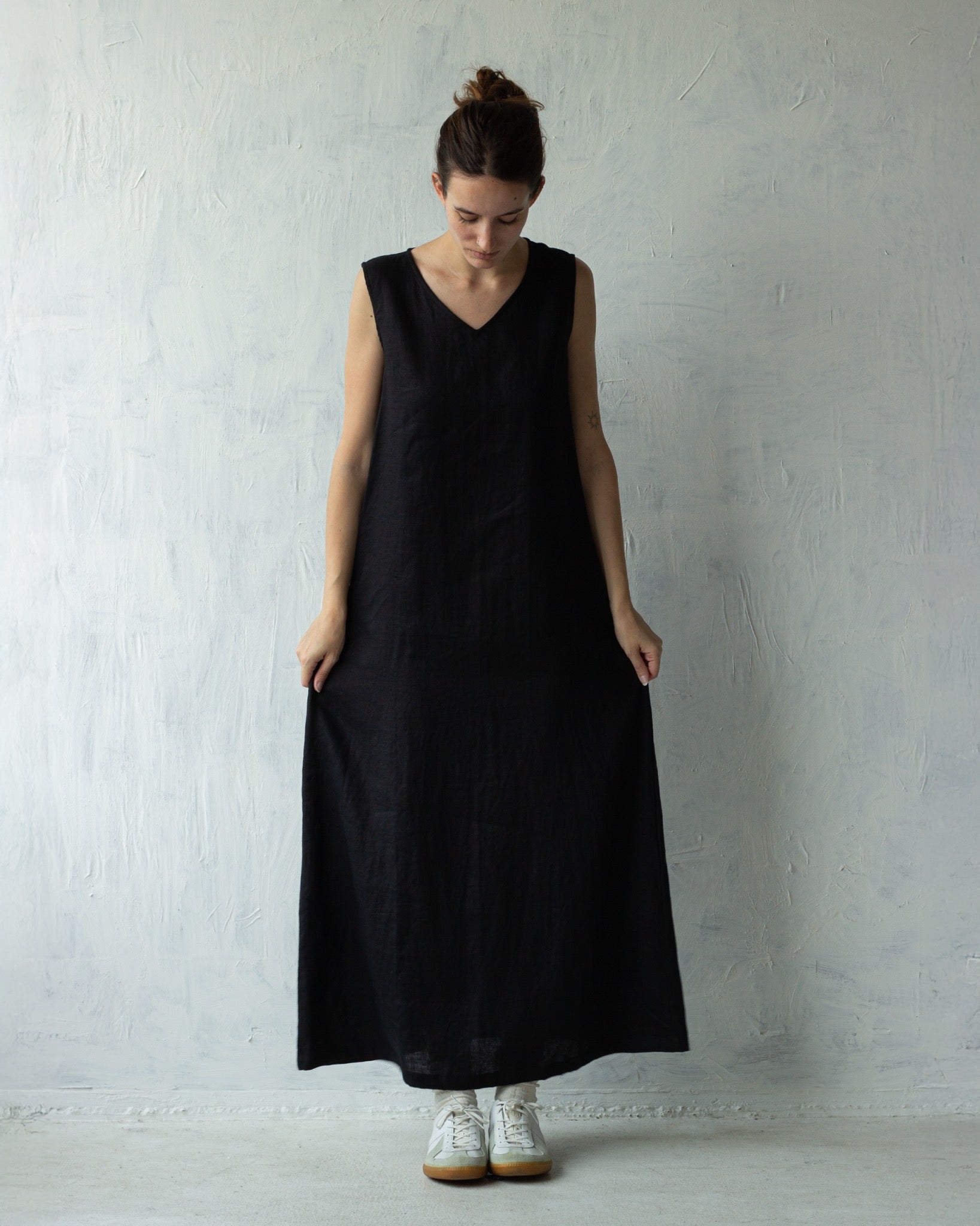 404 Linen V-neck Long Dress - Black