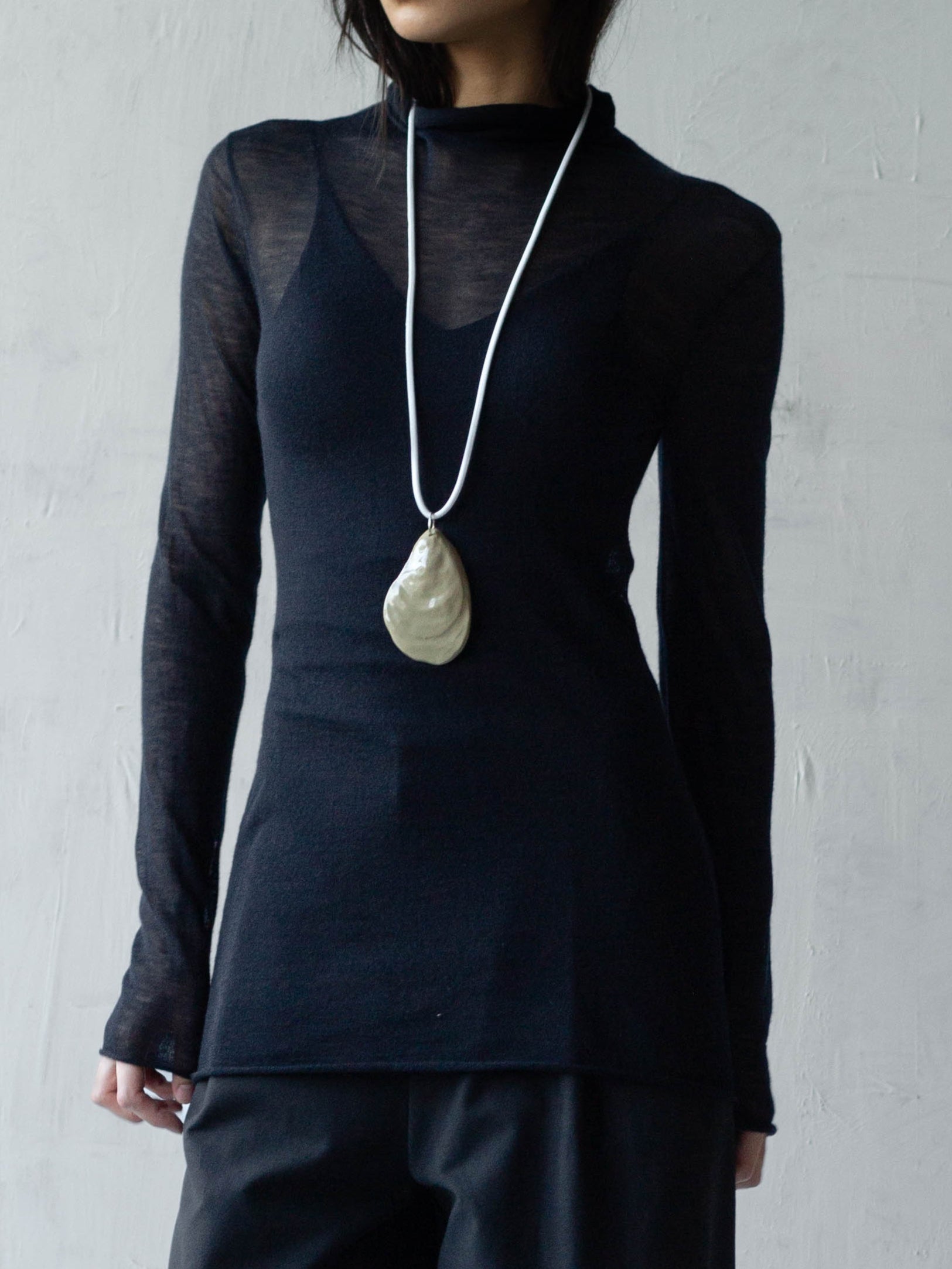 BLACK FROST TURTLE NECK TOP