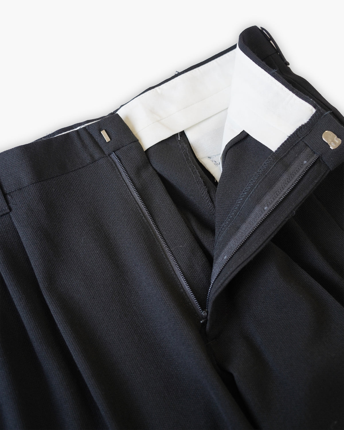 Two-Tuck Wide Trousers – Black