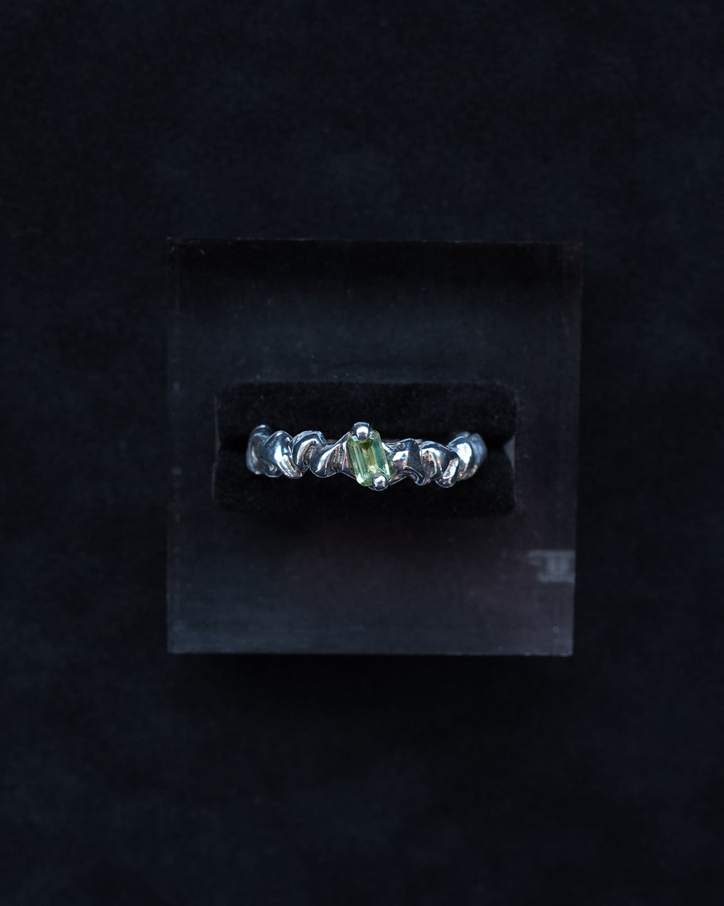 "Isabella Etou" Peridot Crinkle Thin Ring