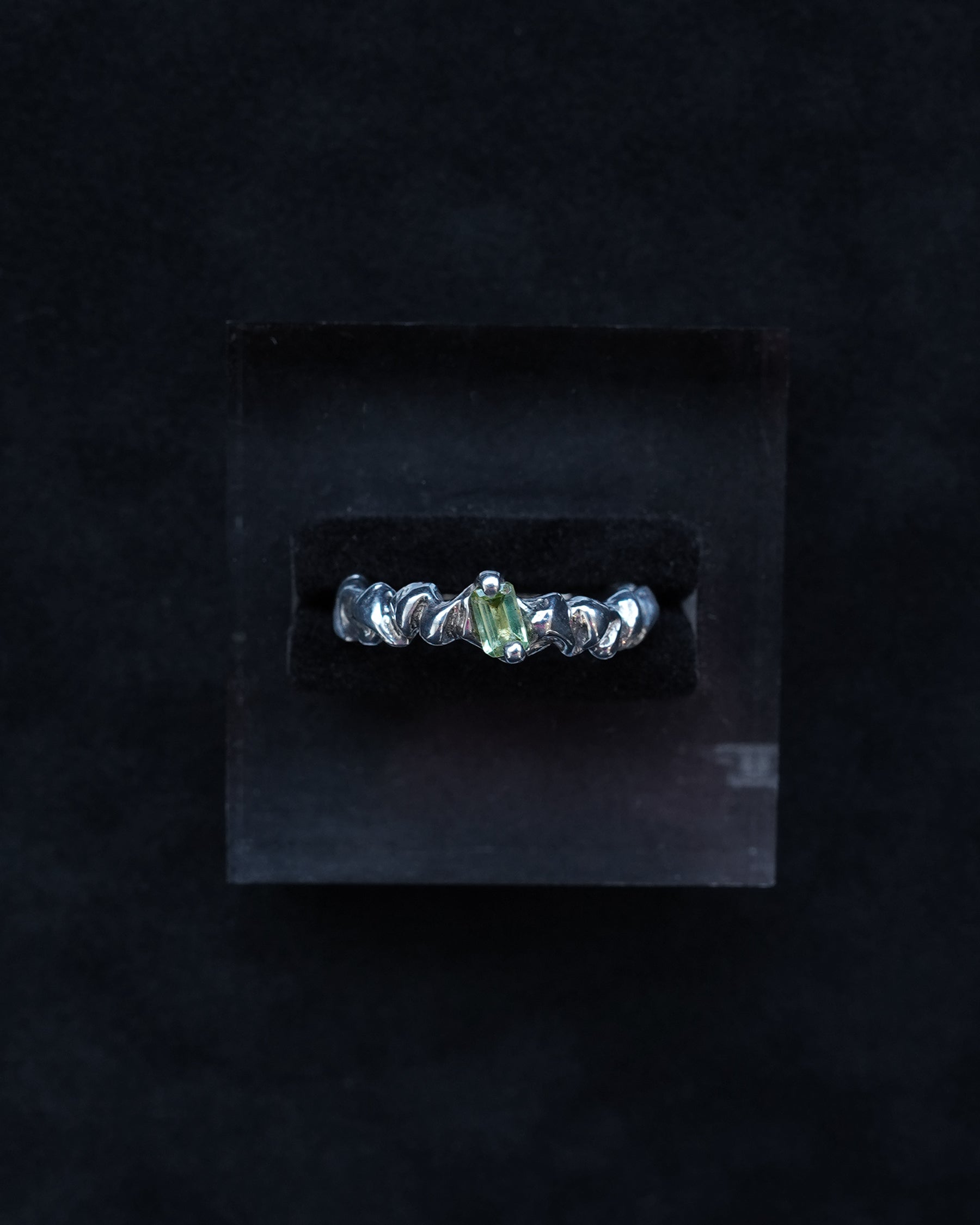 "Isabella Etou" Peridot Crinkle Thin Ring