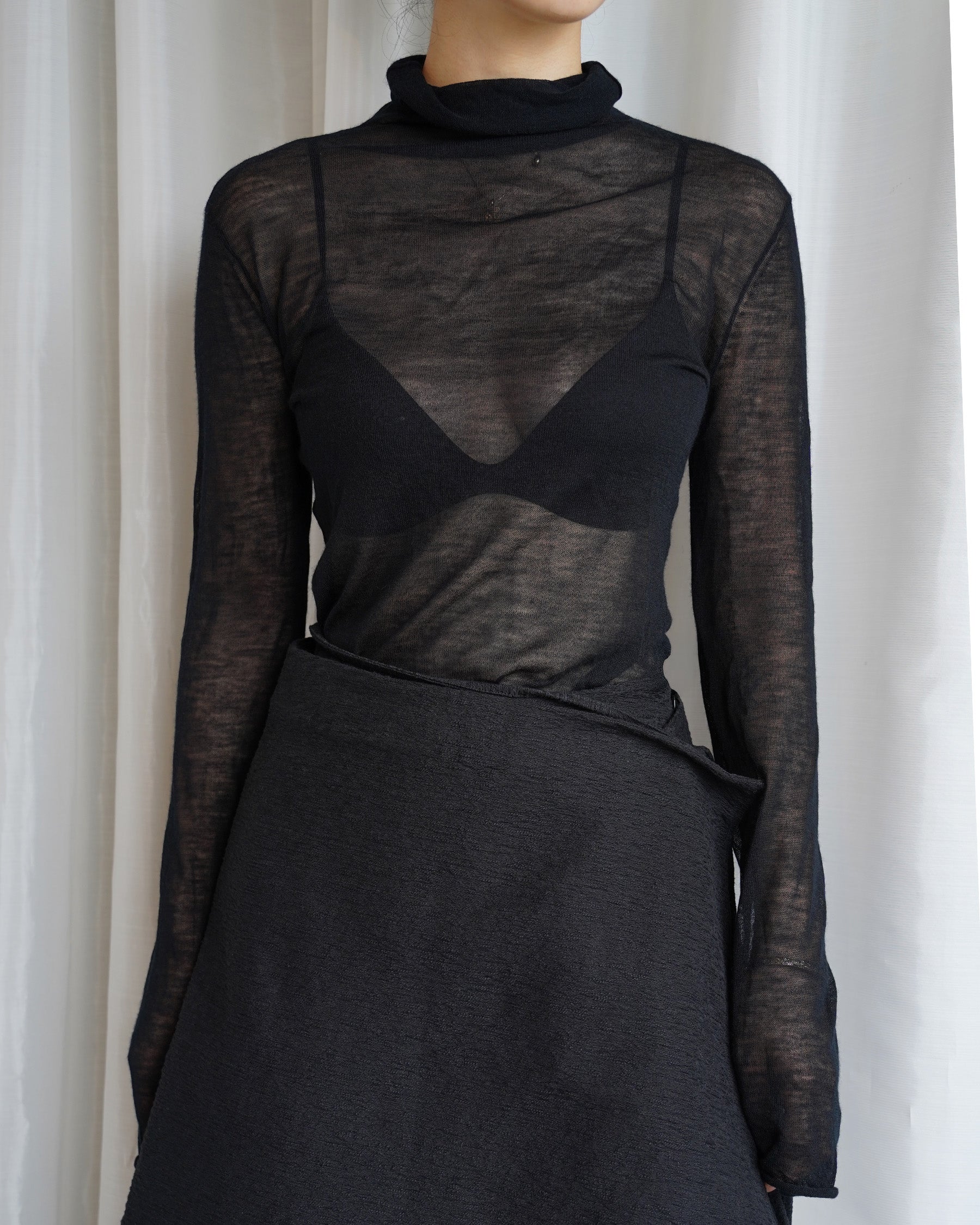 BLACK FROST TURTLE NECK TOP