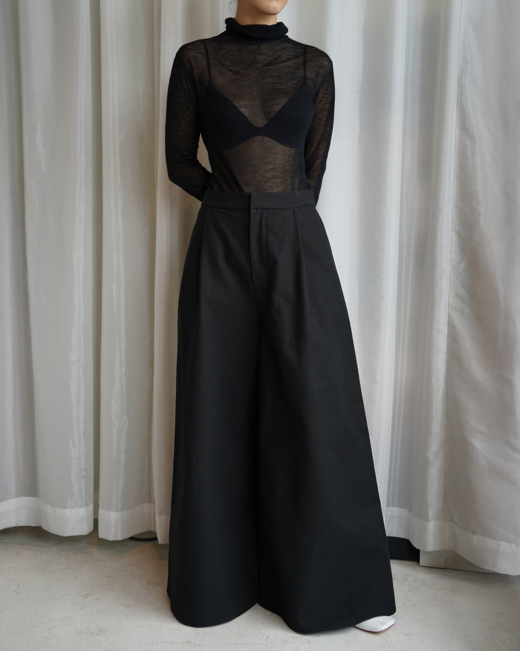 BLACK FROST TURTLE NECK TOP