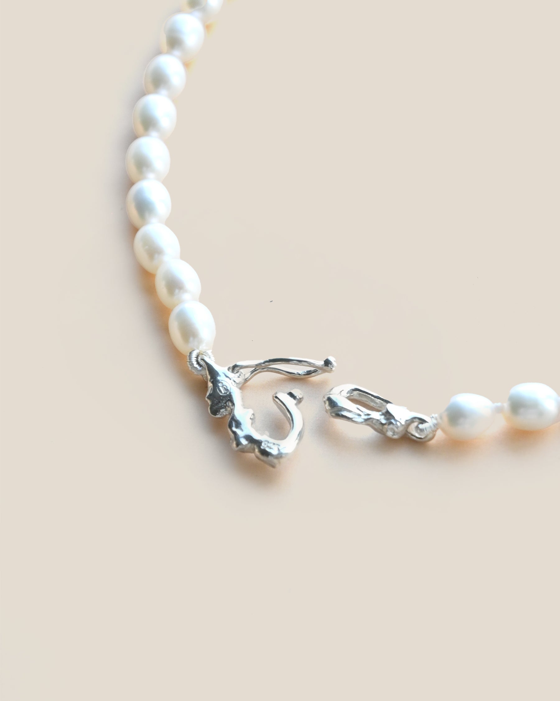 "Isabella Etou" Classic Egg Pearl Necklace
