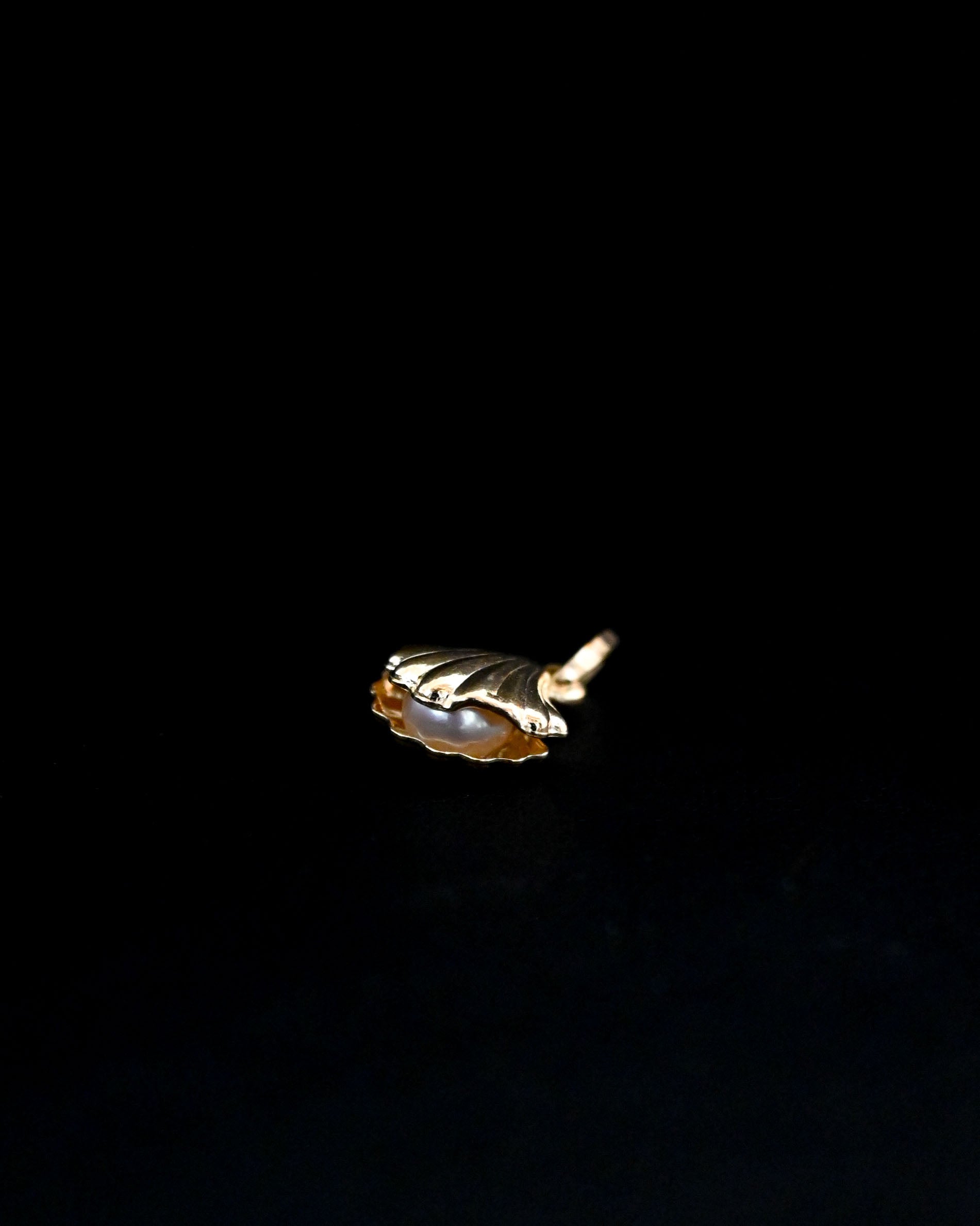 14K Charm - Shell w/ Pearl