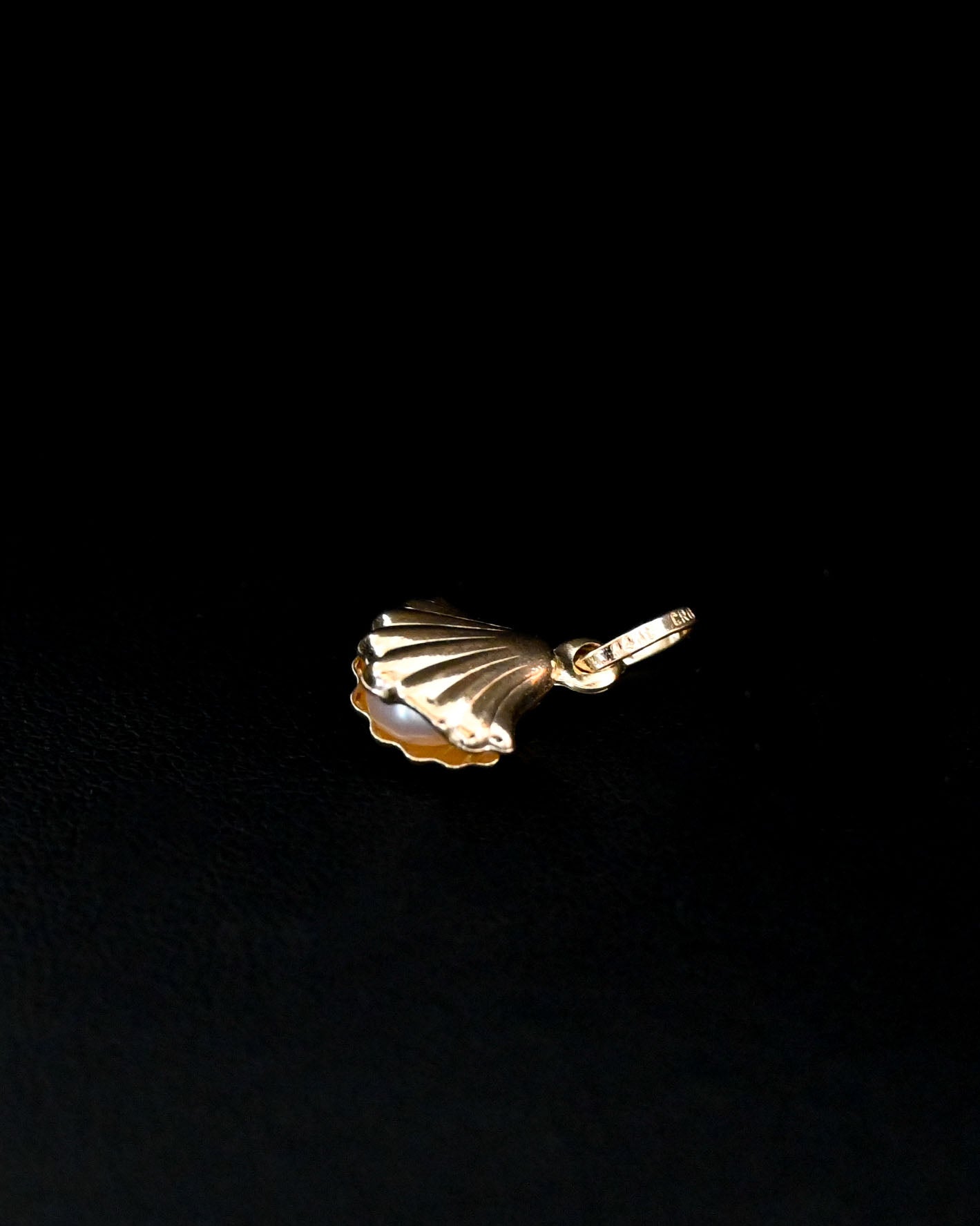 14K Charm - Shell w/ Pearl