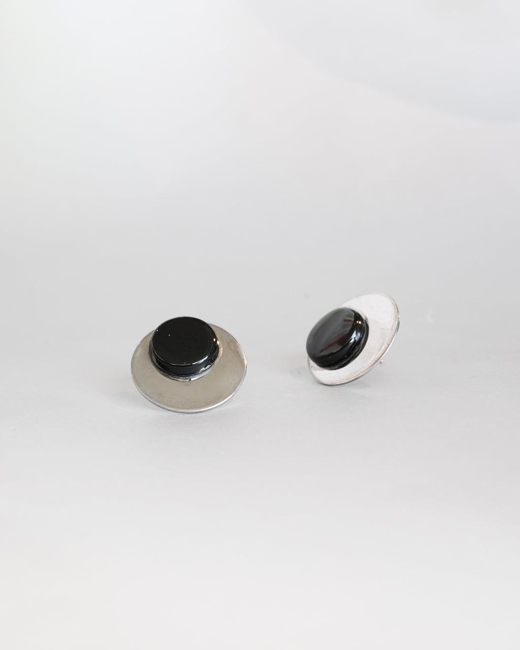 Silver Round Black Stone Stud Earrings (SVE-26011)