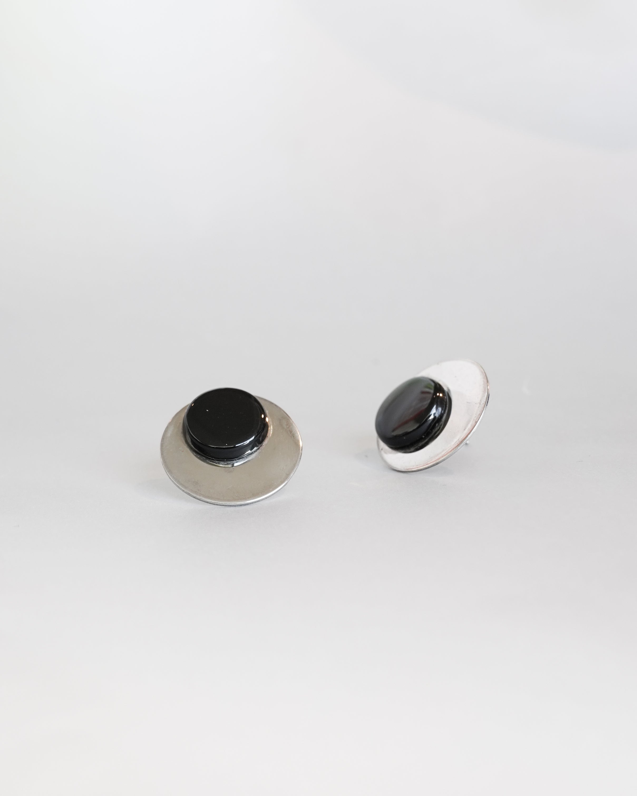 Silver Round Black Stone Stud Earrings (SVE-26011)