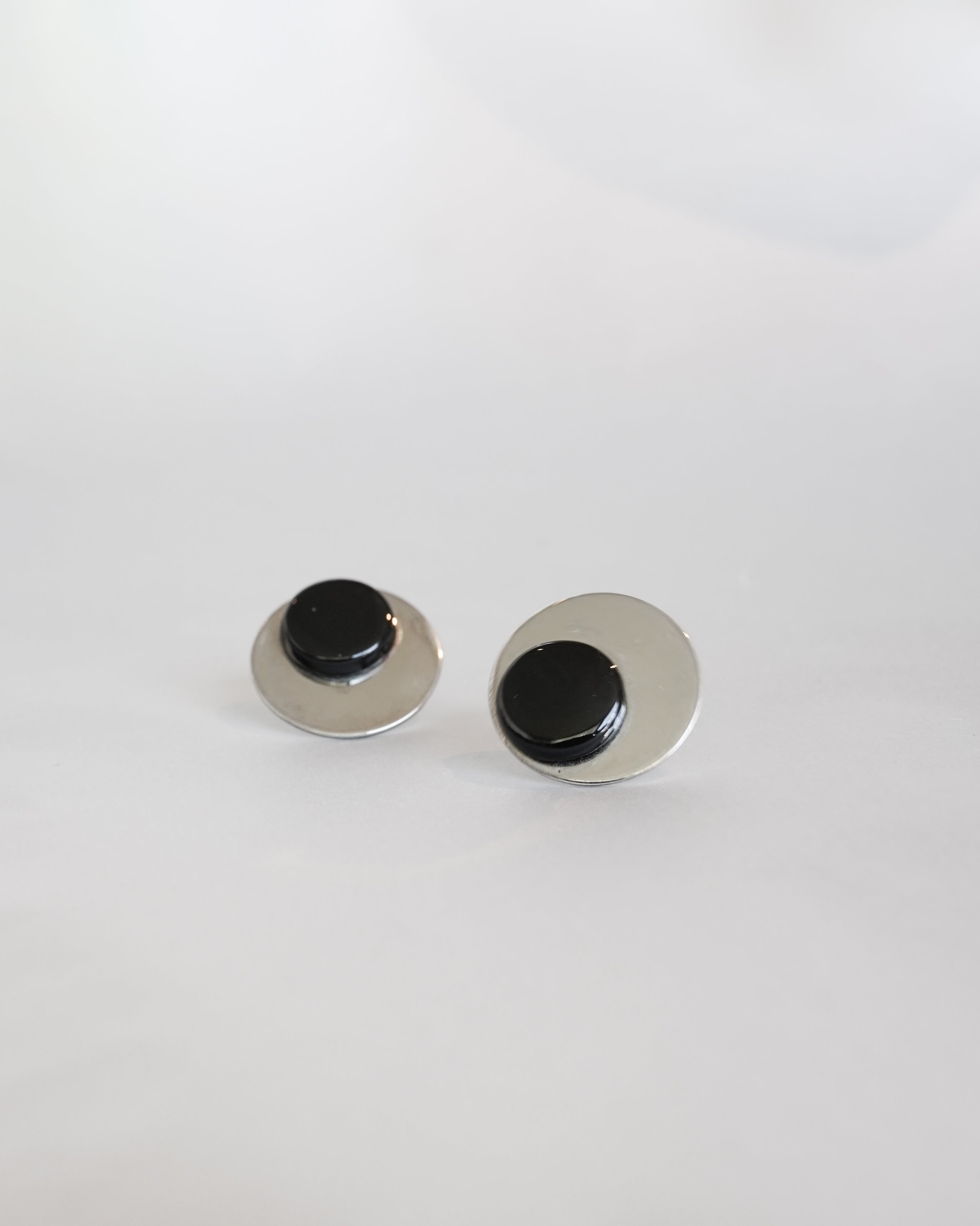 Silver Round Black Stone Stud Earrings (SVE-26011)
