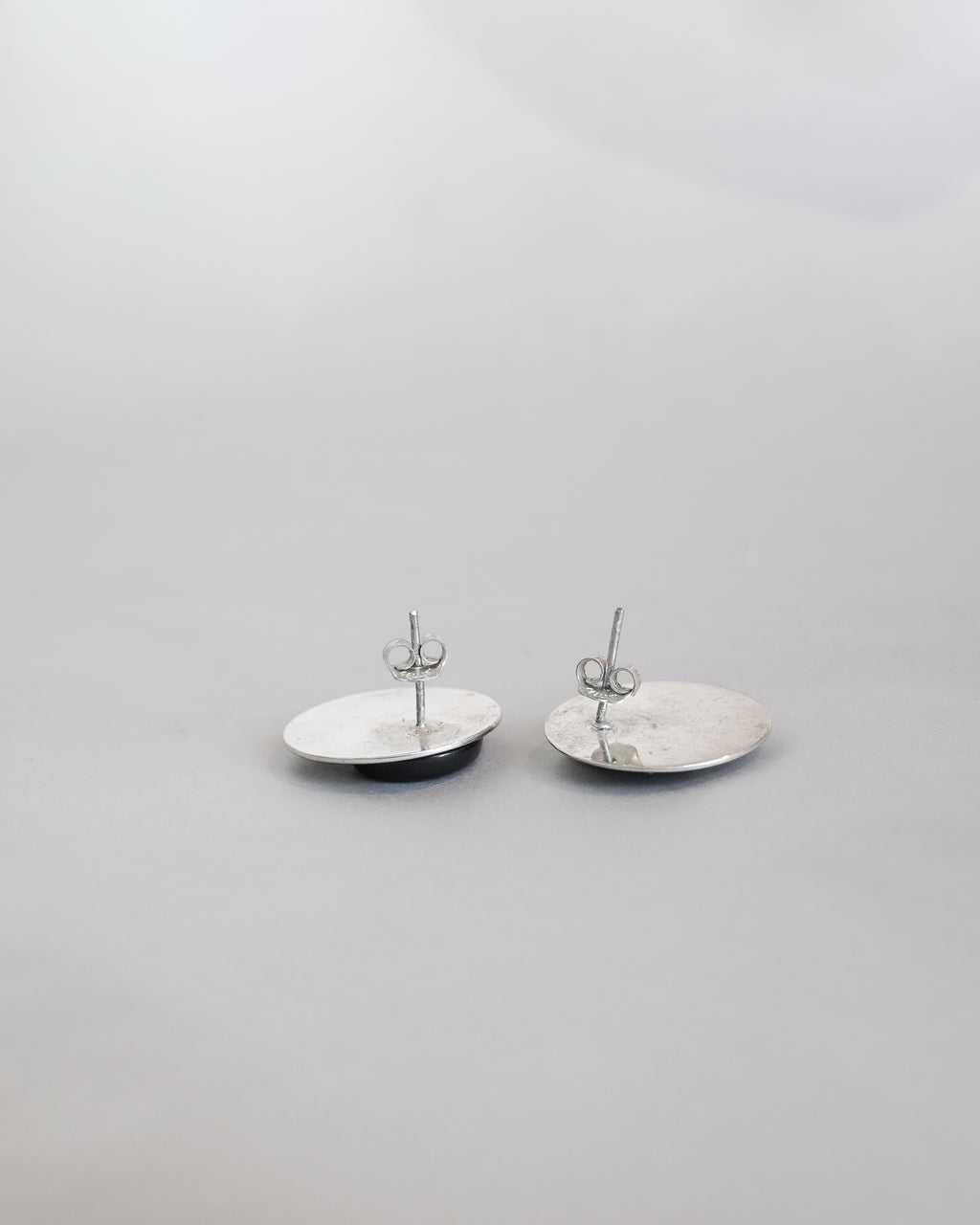 Silver Round Black Stone Stud Earrings (SVE-26011)