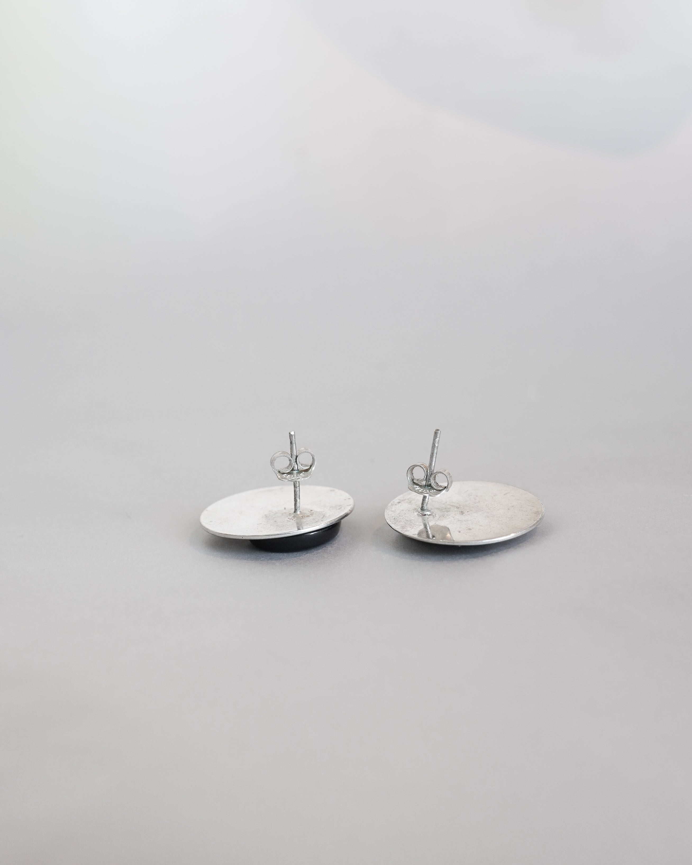 Silver Round Black Stone Stud Earrings (SVE-26011)