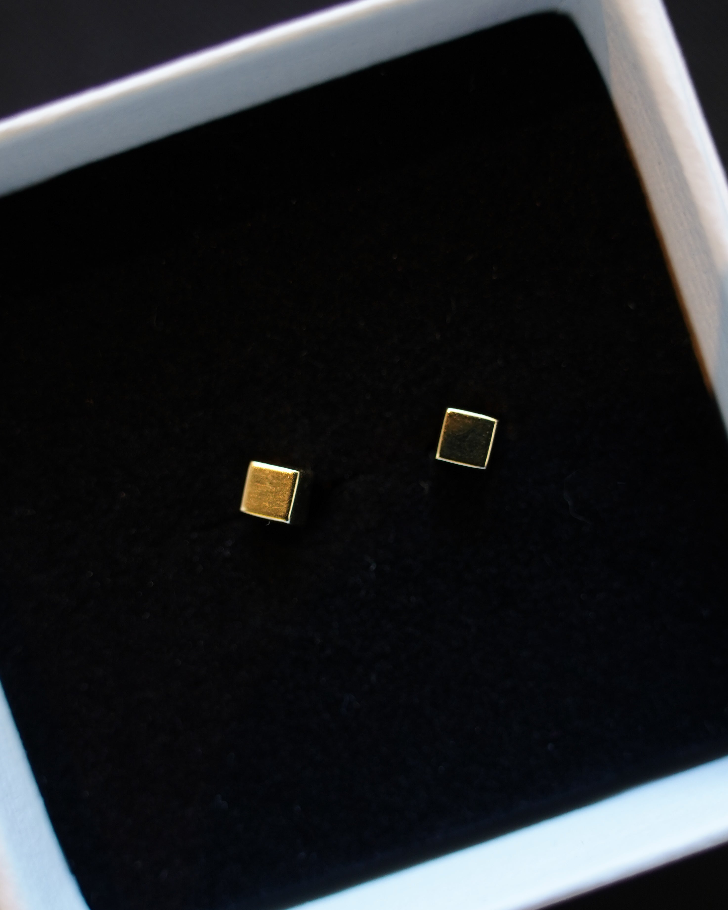 9K Gold Cube Stud Earrings (GDE-25AW0-8)