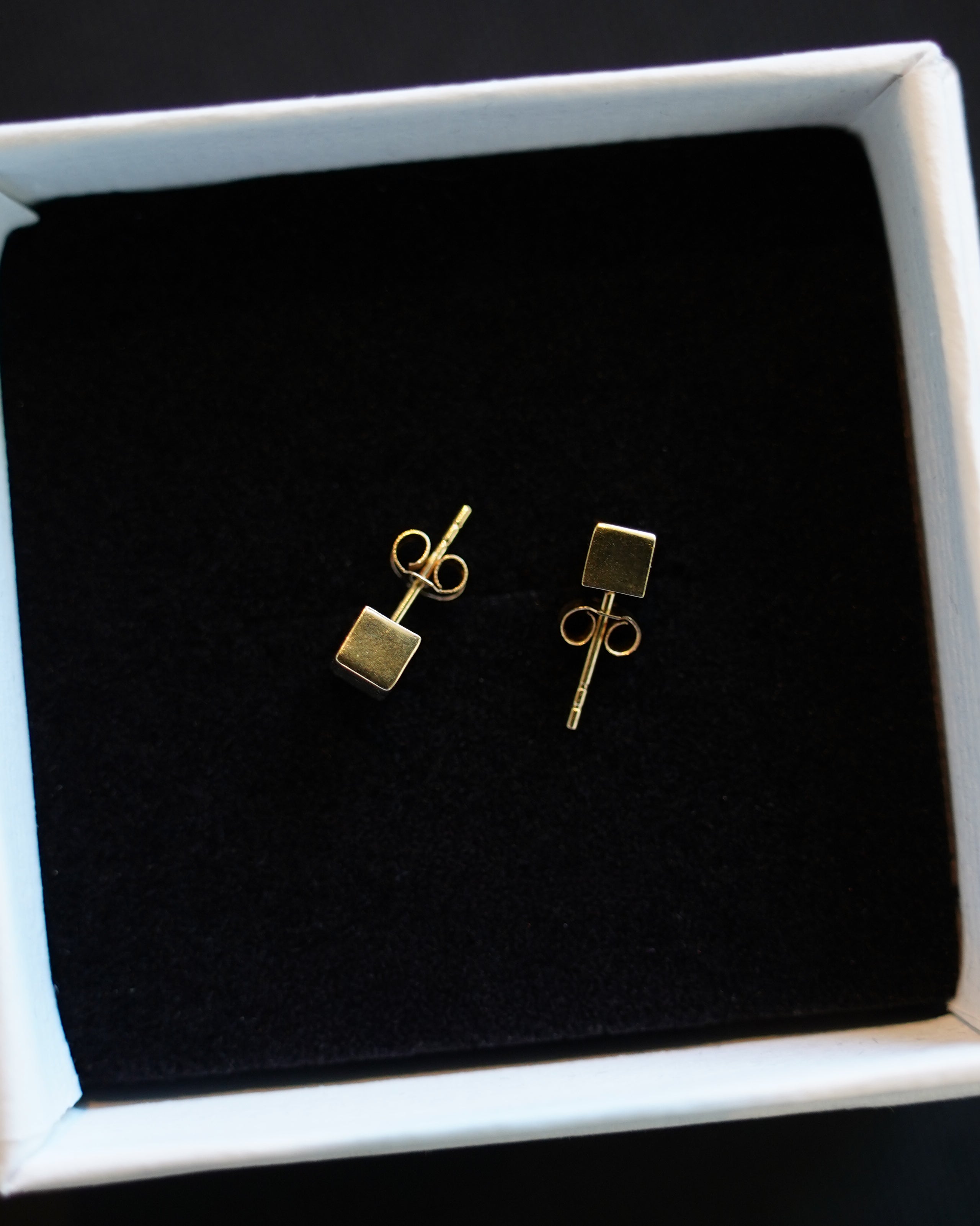 9K Gold Cube Stud Earrings (GDE-25AW0-8)