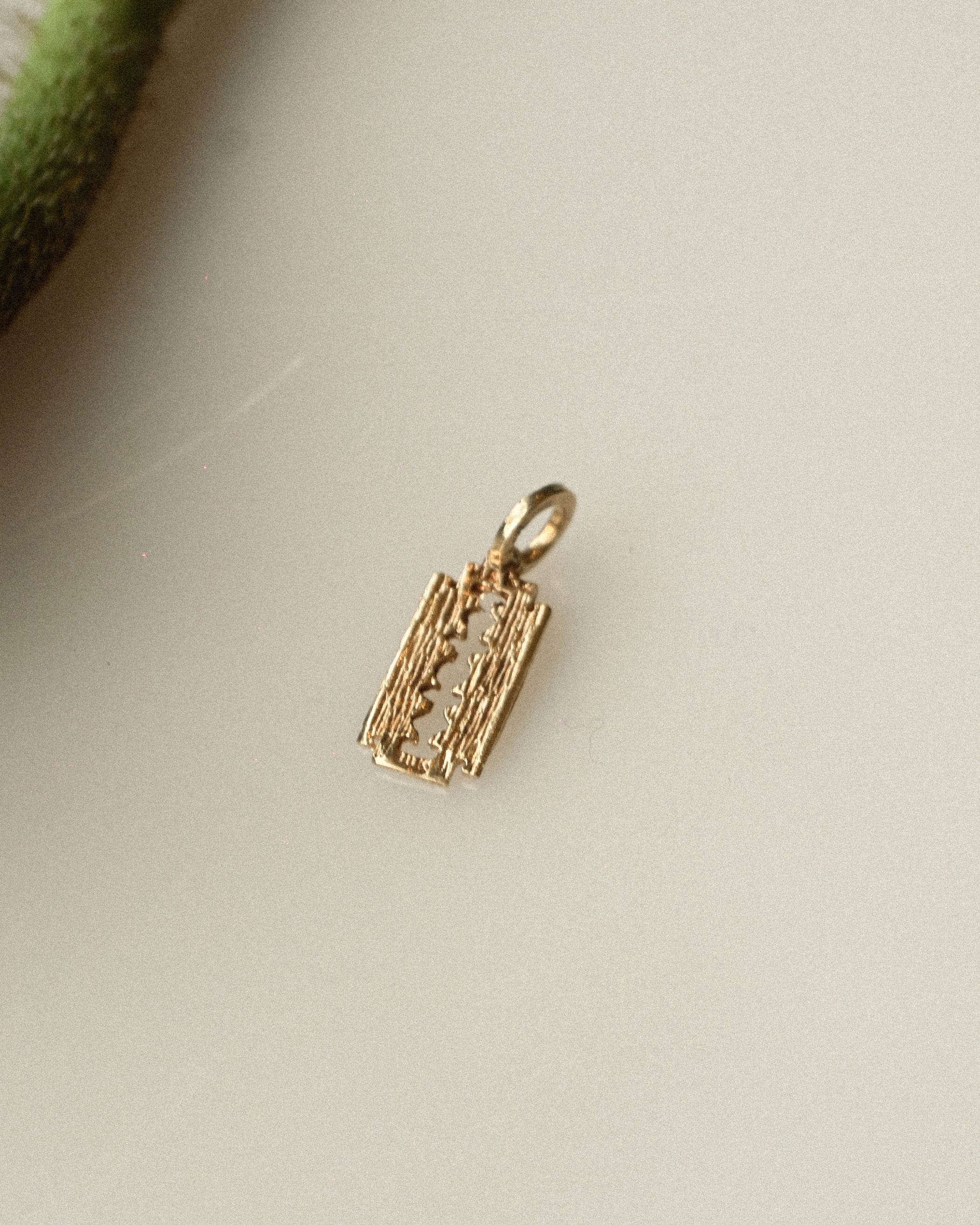 10K Razor Blade Charm