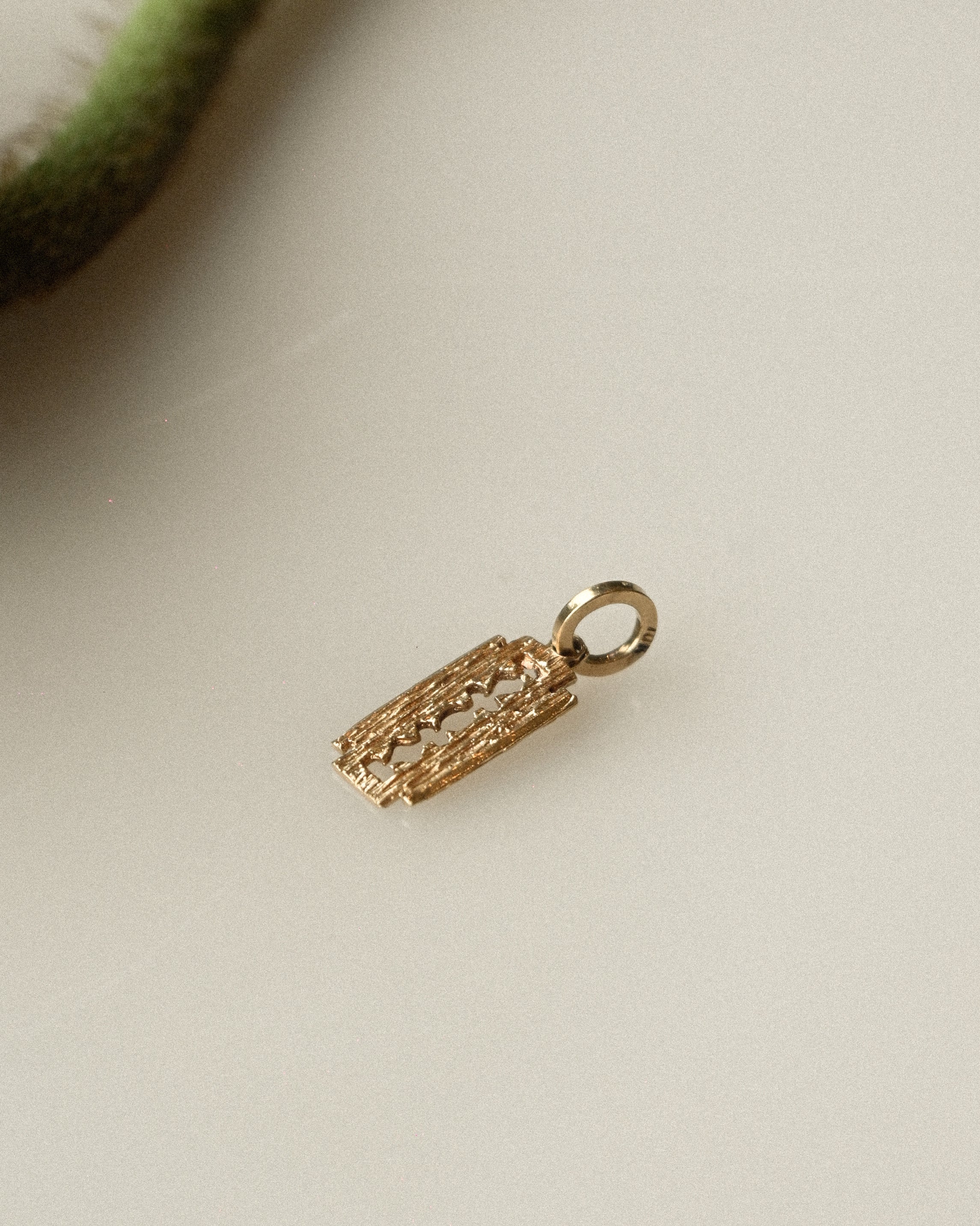 10K Razor Blade Charm