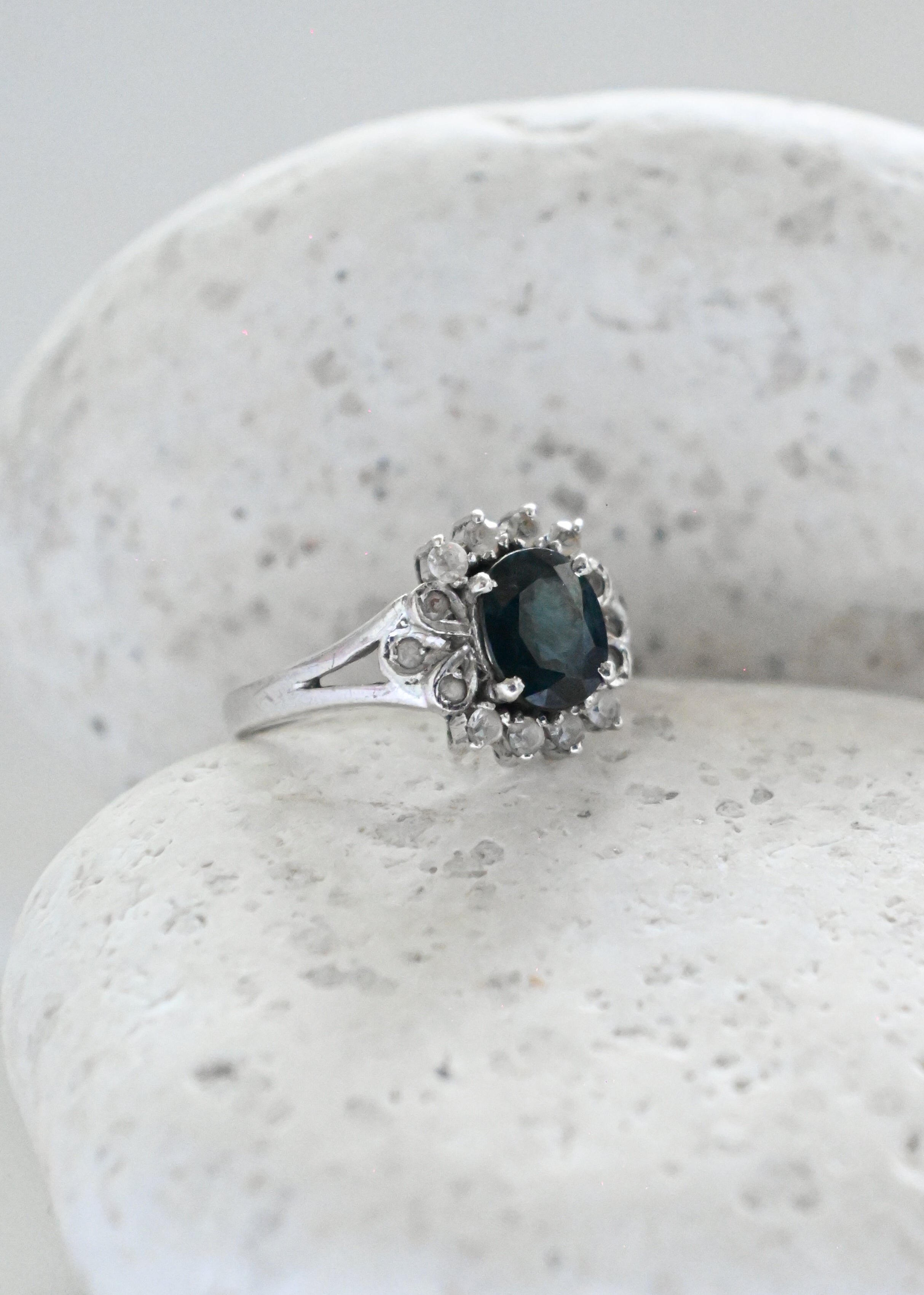 Sapphire & White Spinel Solitaire Ring - 13号