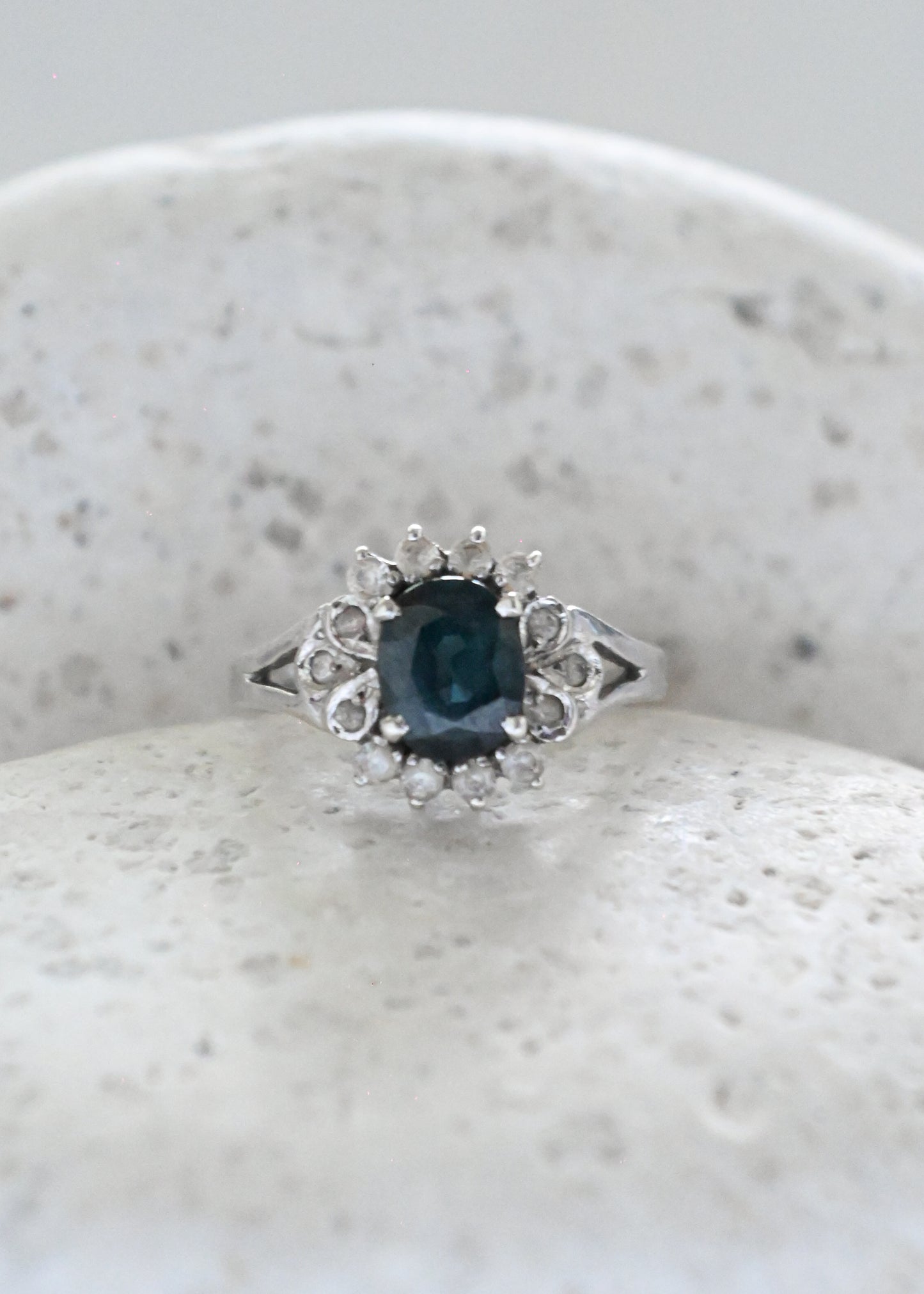 Sapphire & White Spinel Solitaire Ring - 13号