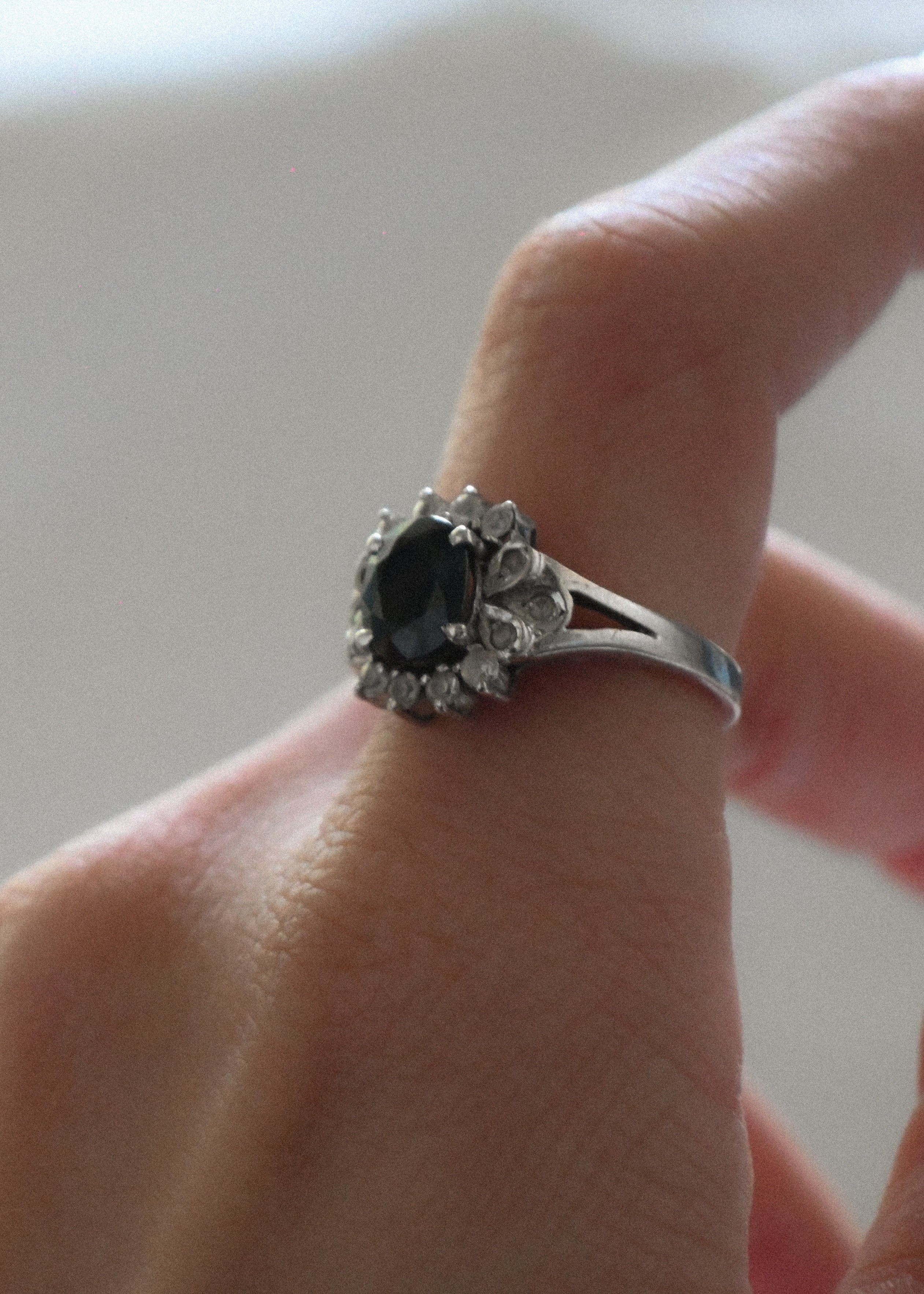 Sapphire & White Spinel Solitaire Ring - 13号