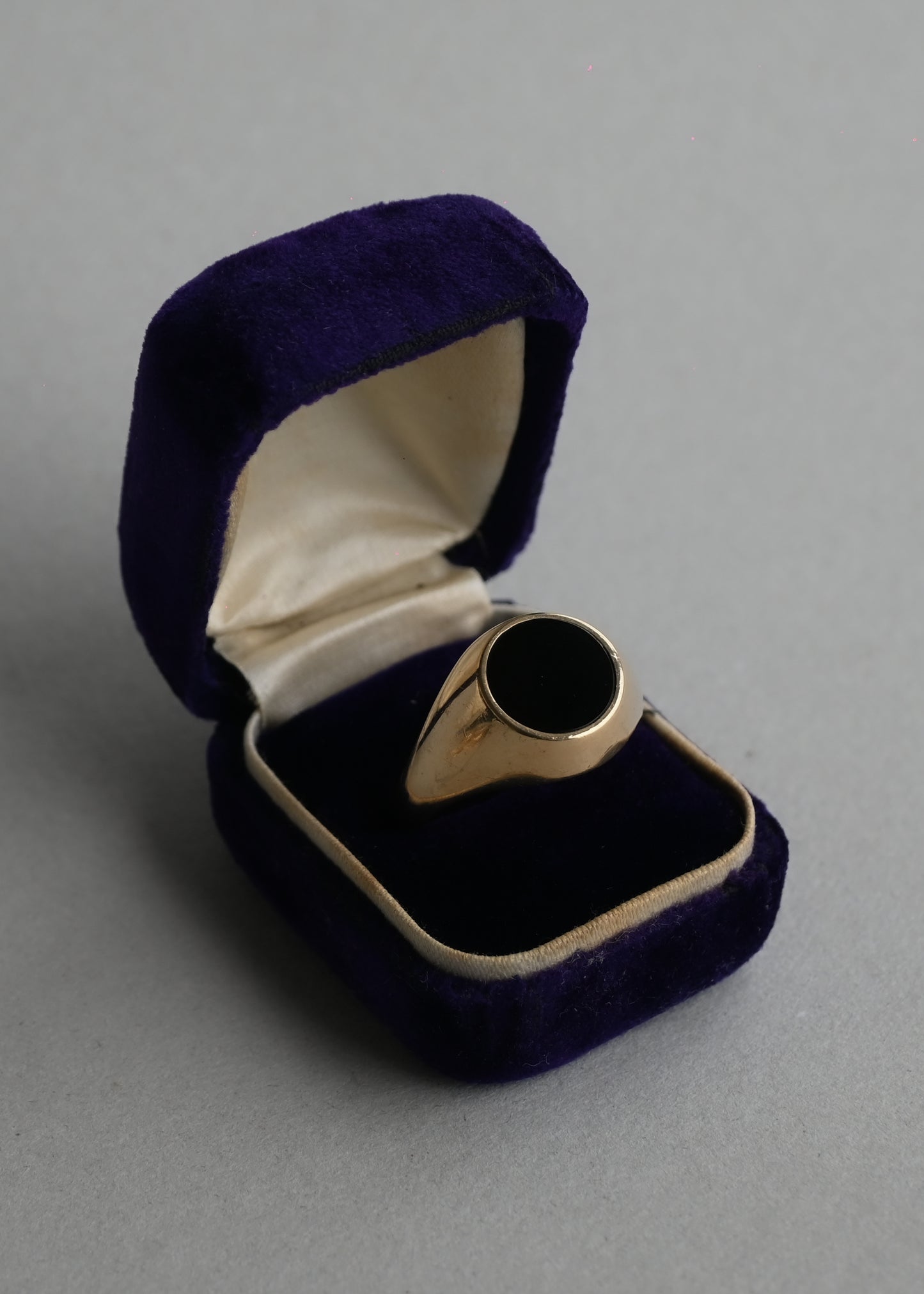 10K Gold  Round Black Onyx Signet Ring - 22号