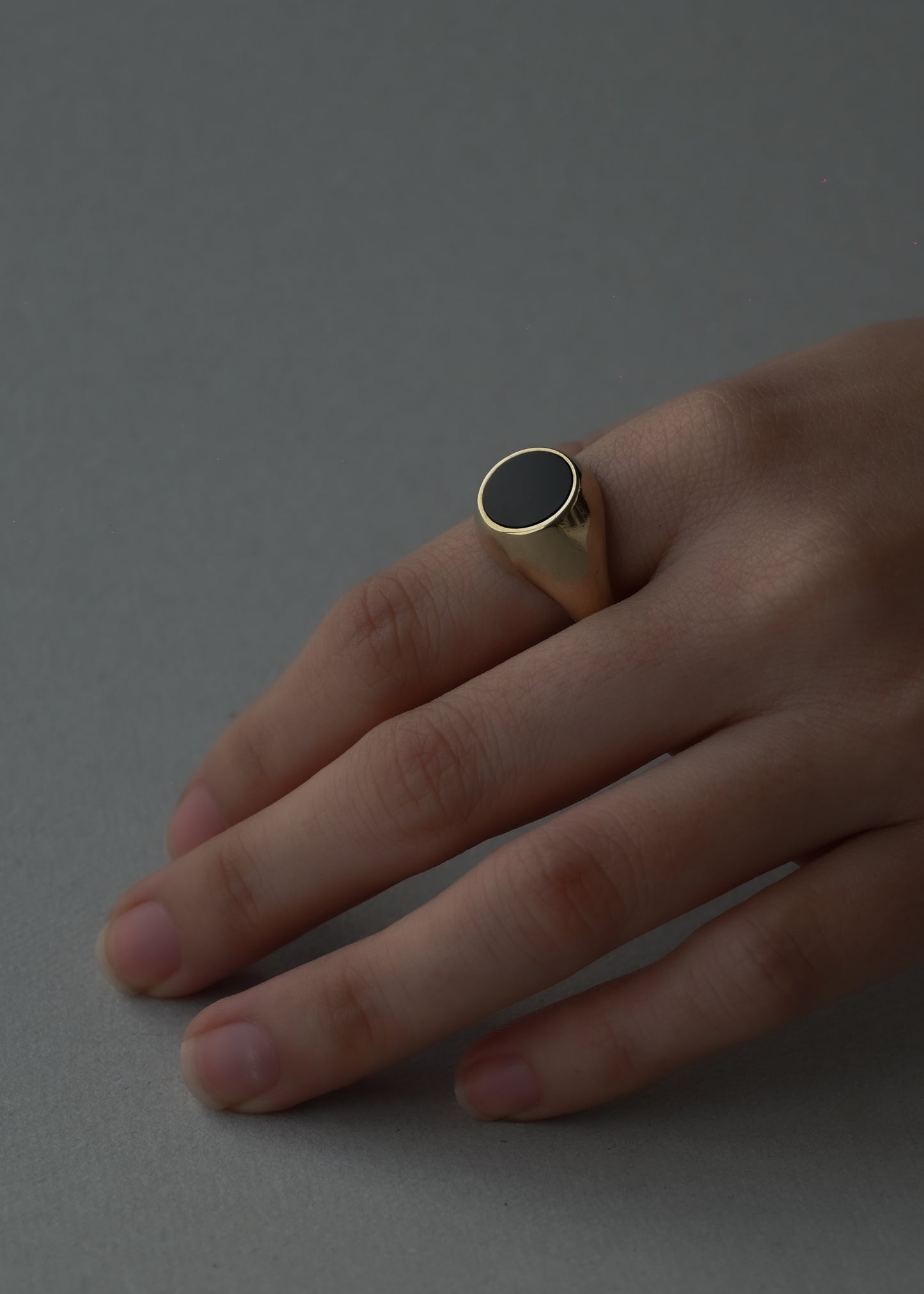 10K Gold  Round Black Onyx Signet Ring - 22号