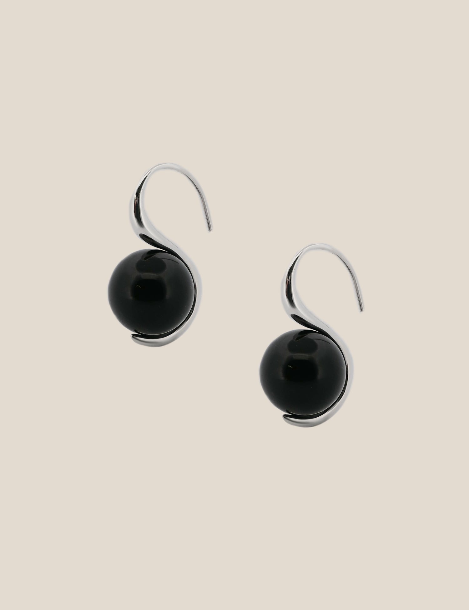 "Isabella Etou" Onyx S Form Earring