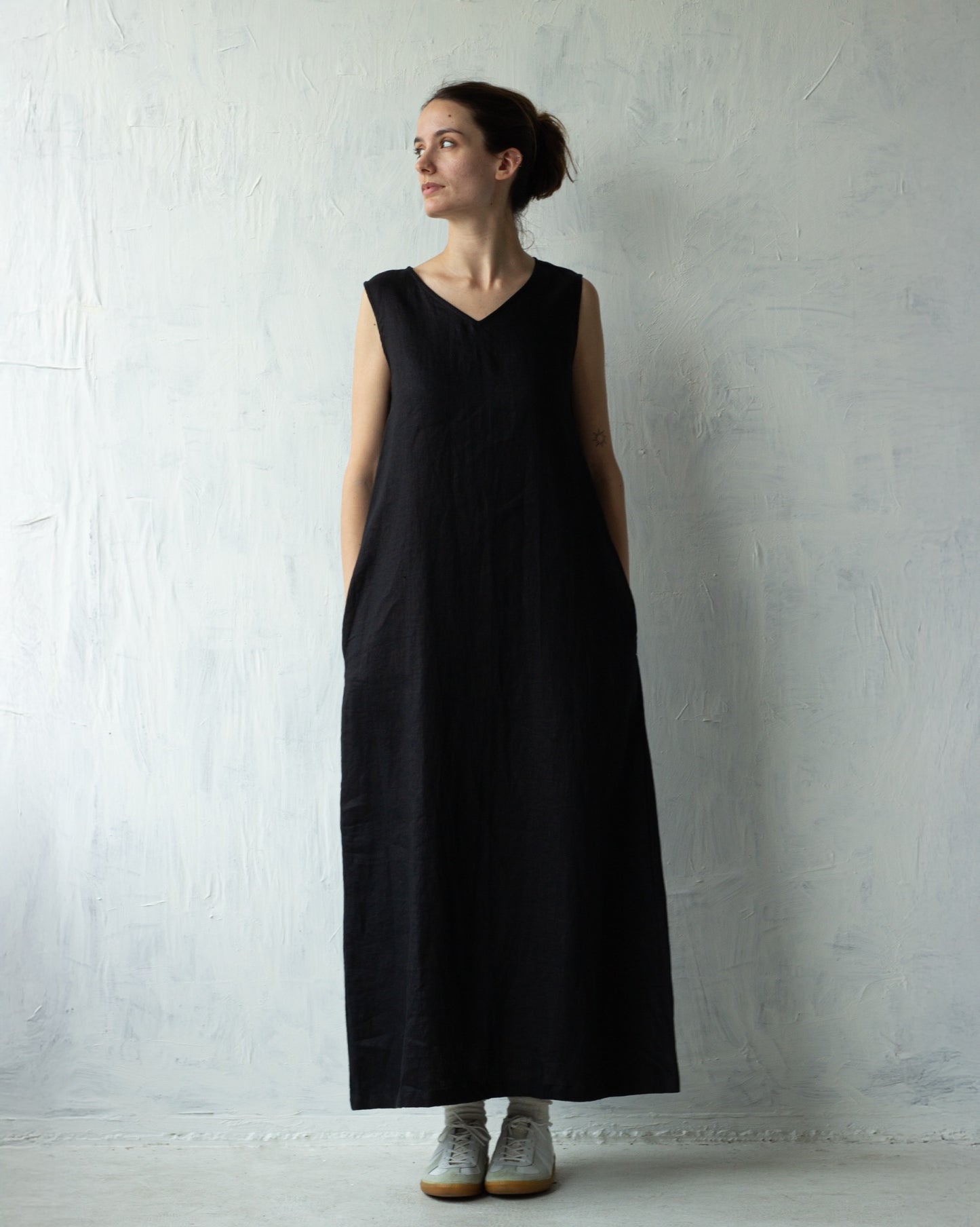 404 Linen V-neck Long Dress - Black