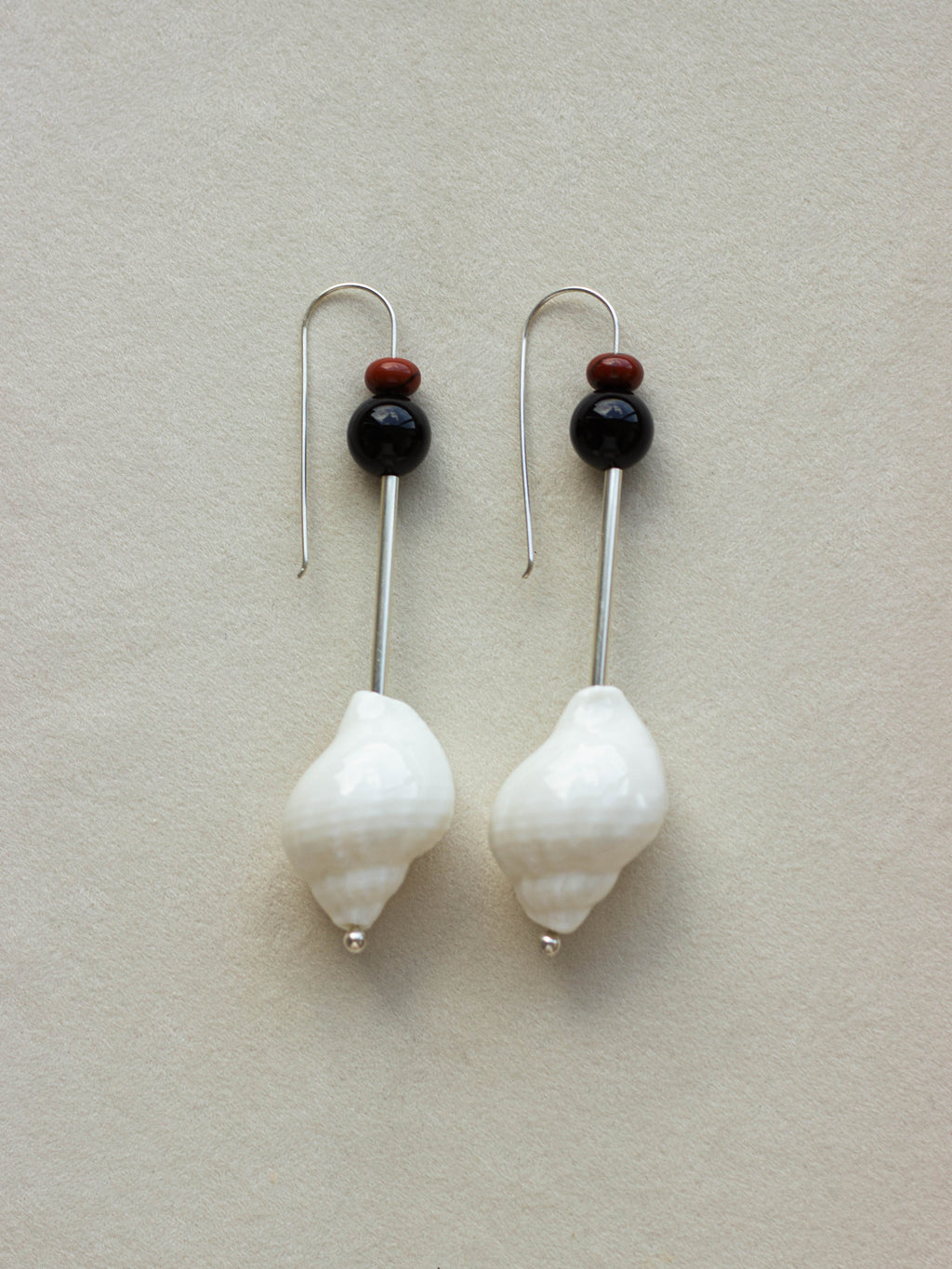 TOTEM SHELL AMULET HOOK EARRINGS.02