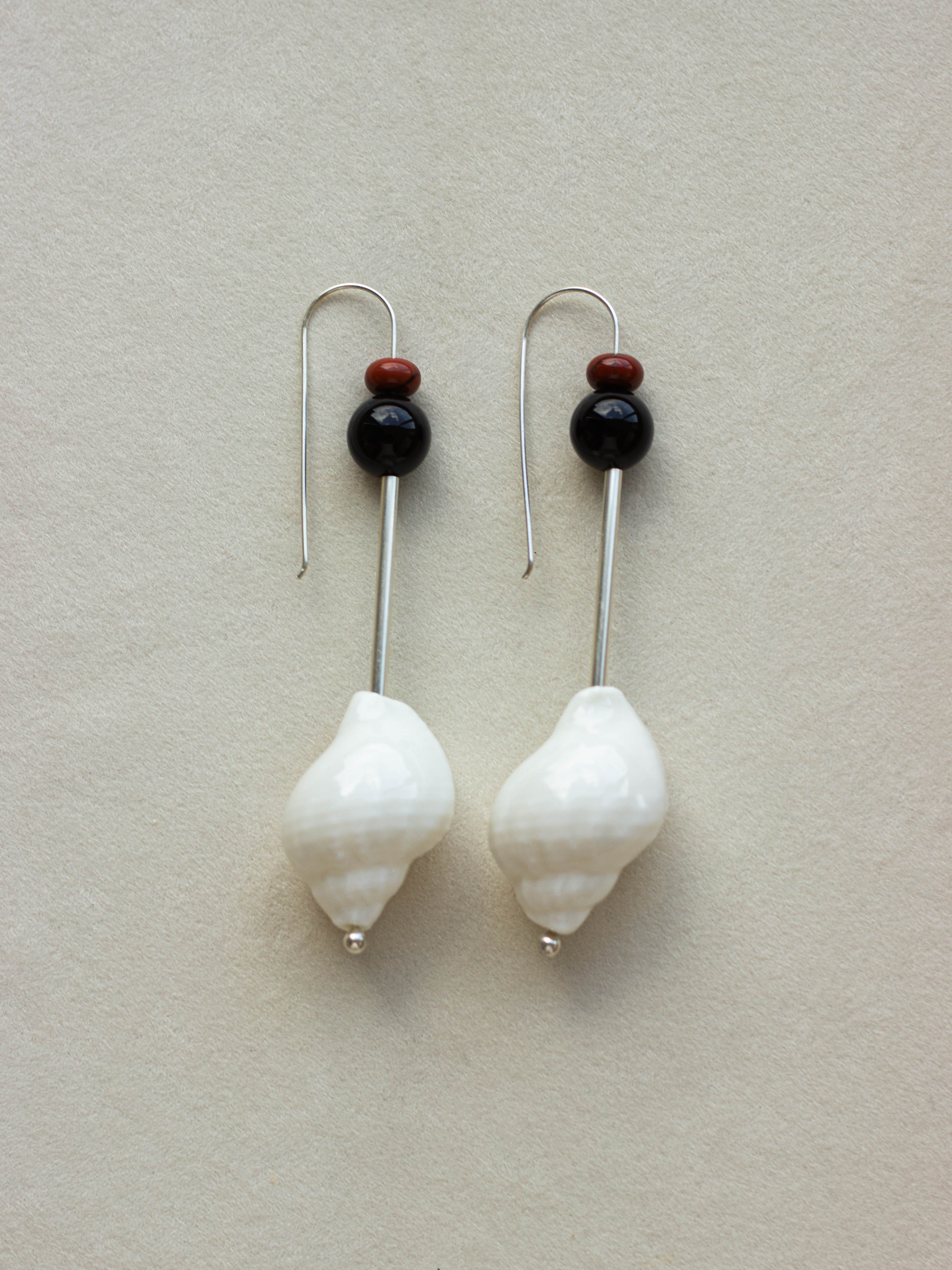 TOTEM SHELL AMULET HOOK EARRINGS.02