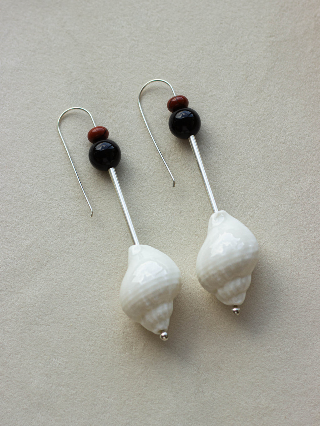 TOTEM SHELL AMULET HOOK EARRINGS.02