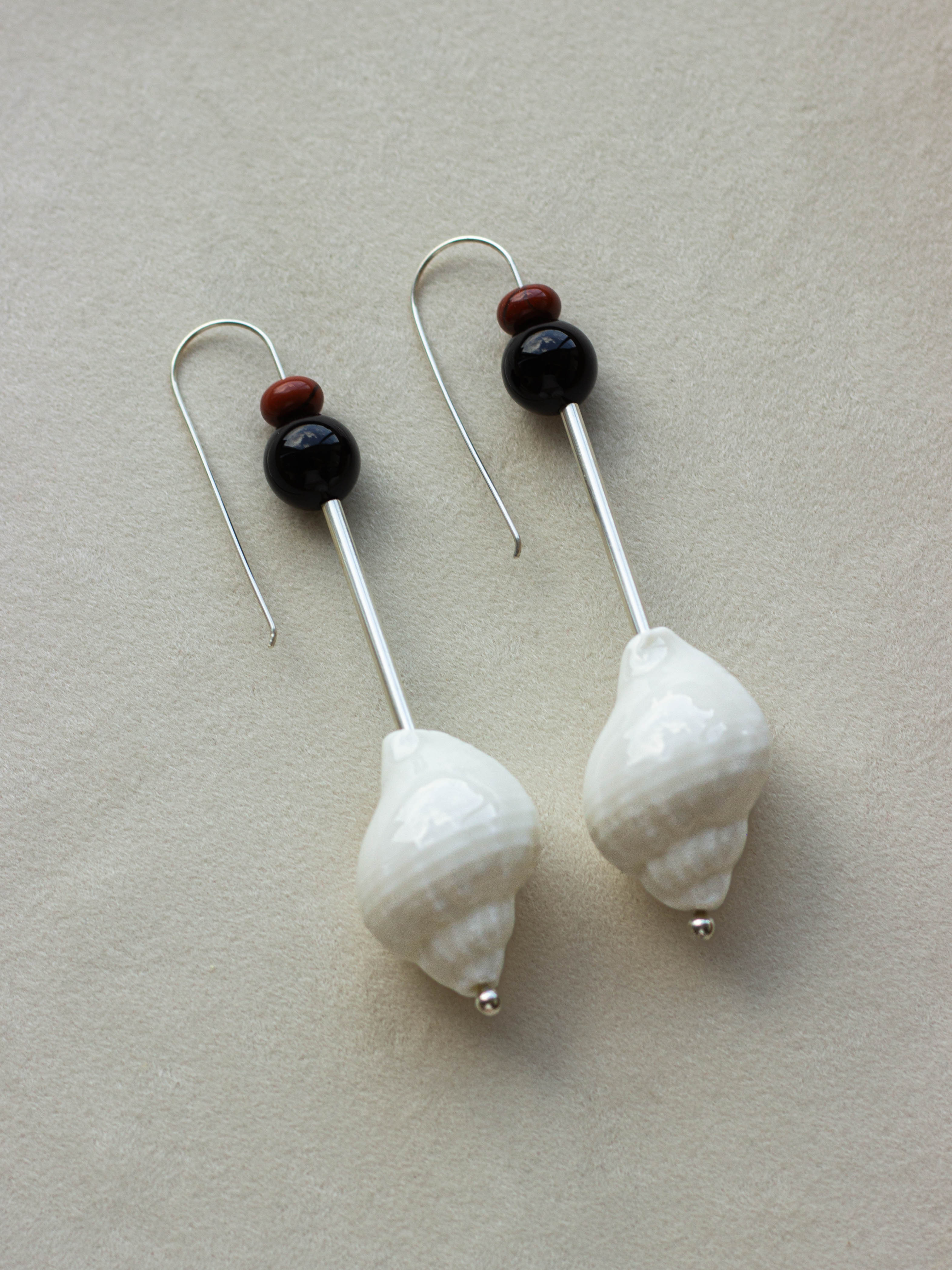 TOTEM SHELL AMULET HOOK EARRINGS.02