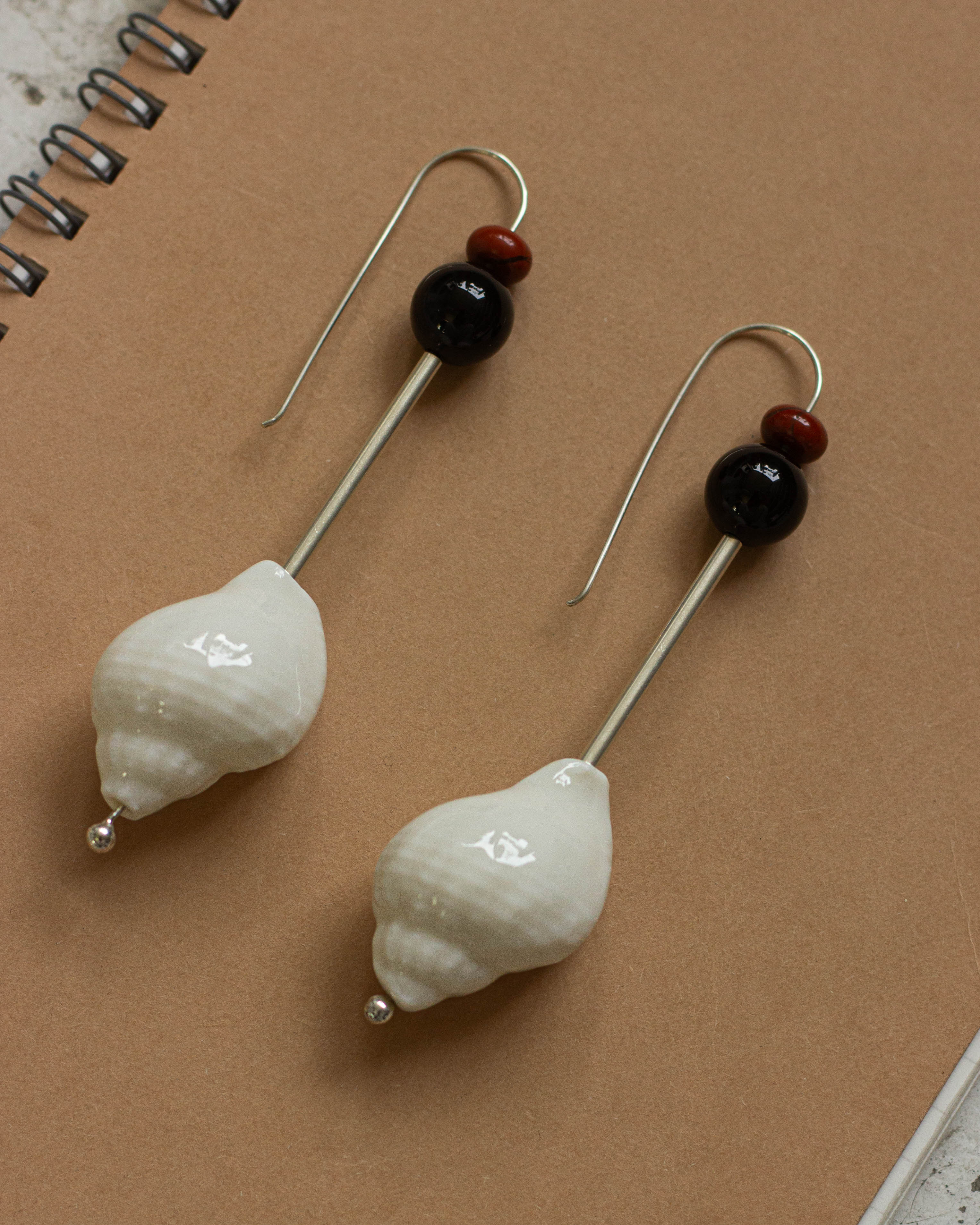 TOTEM SHELL AMULET HOOK EARRINGS.02