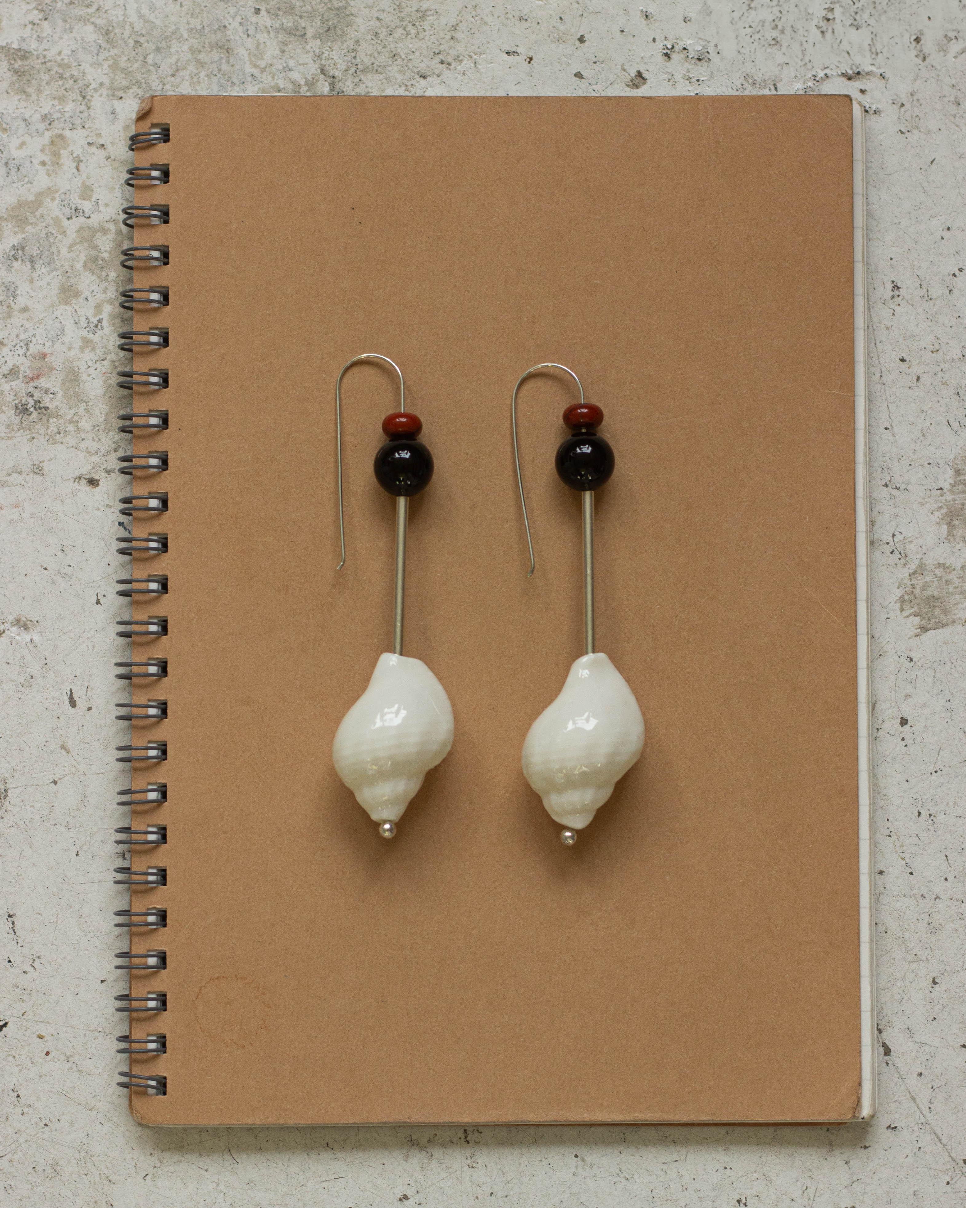 TOTEM SHELL AMULET HOOK EARRINGS.02