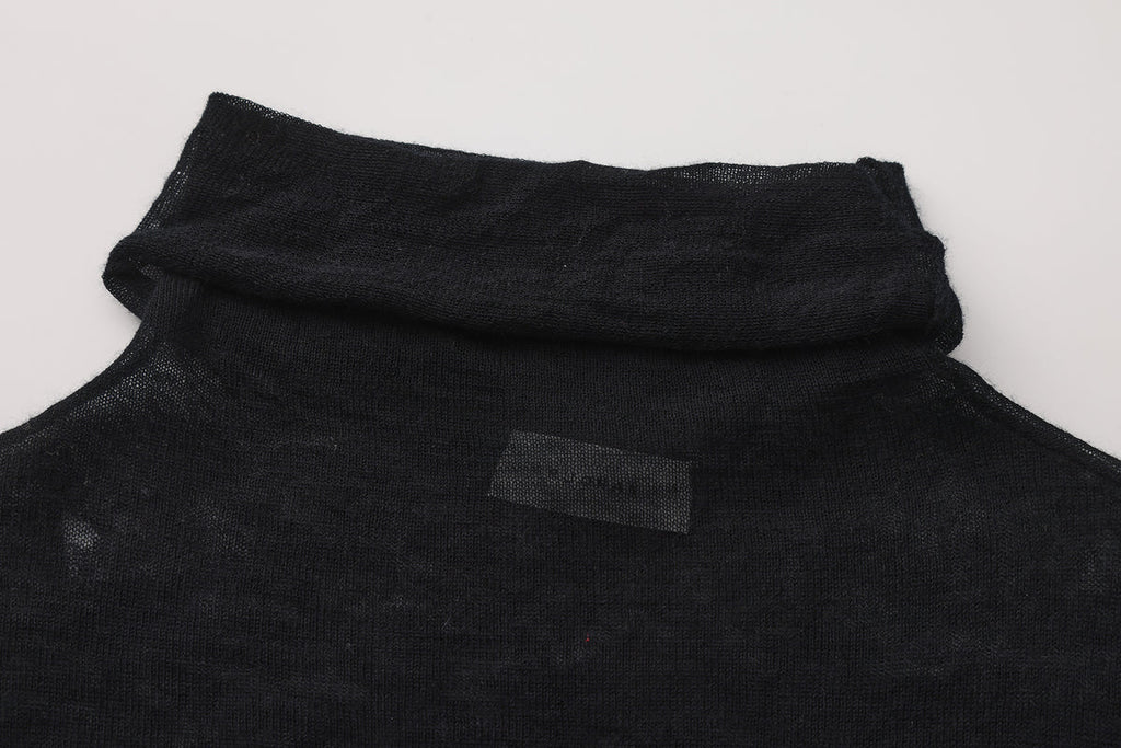 BLACK FROST TURTLE NECK TOP