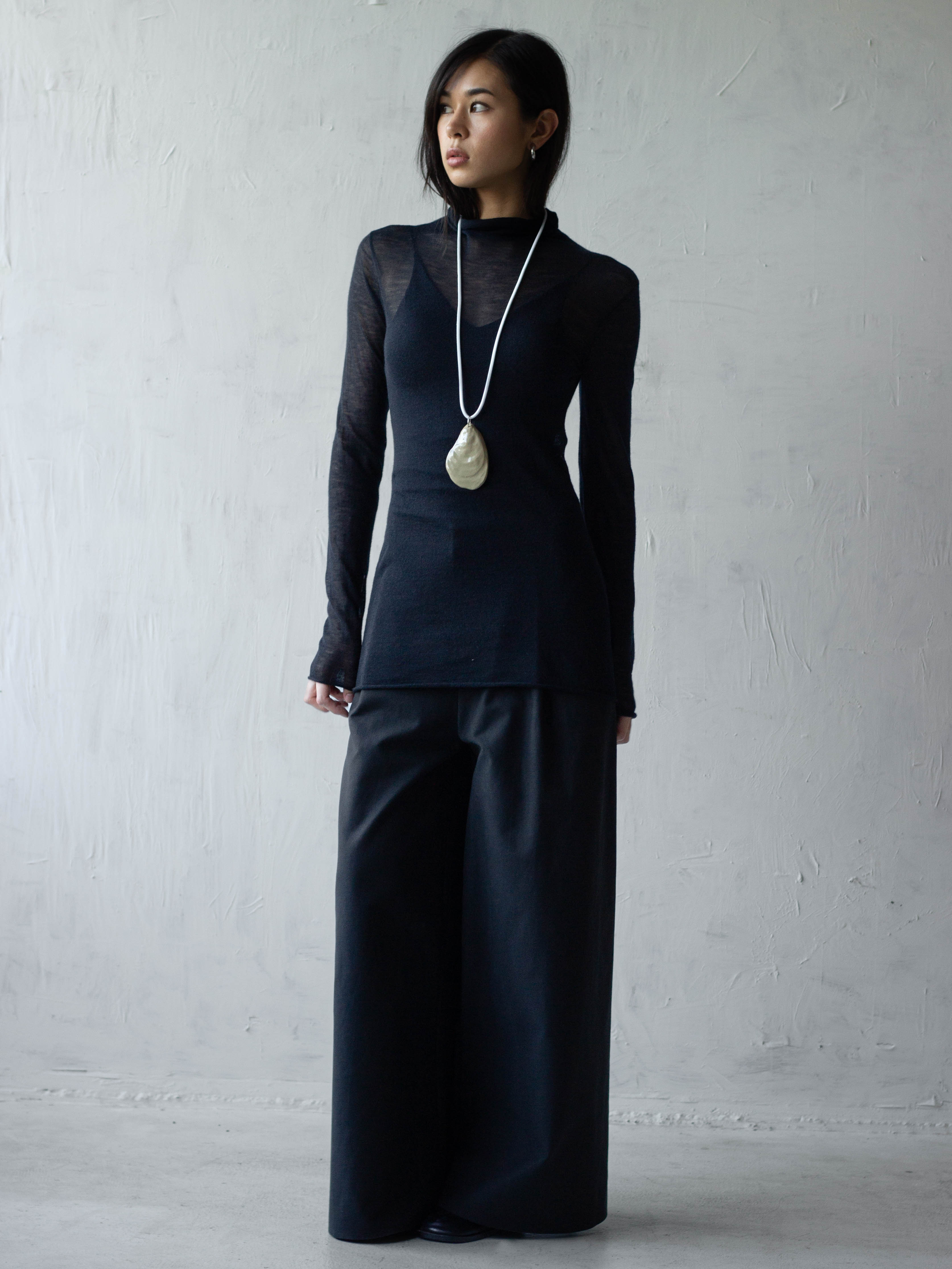 BLACK FROST TURTLE NECK TOP