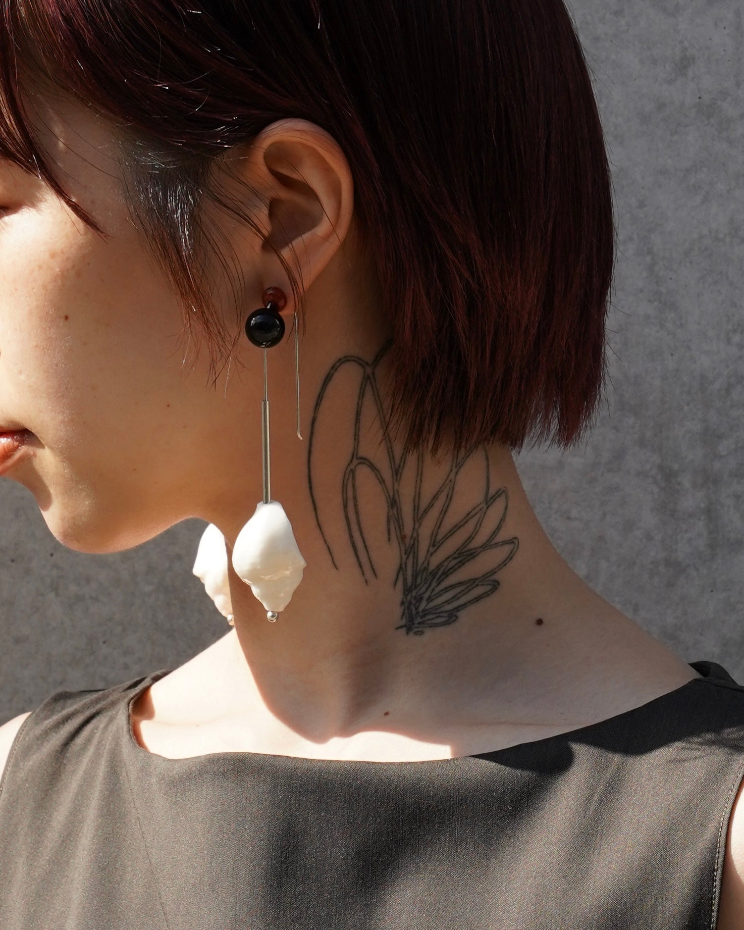 TOTEM SHELL AMULET HOOK EARRINGS.02