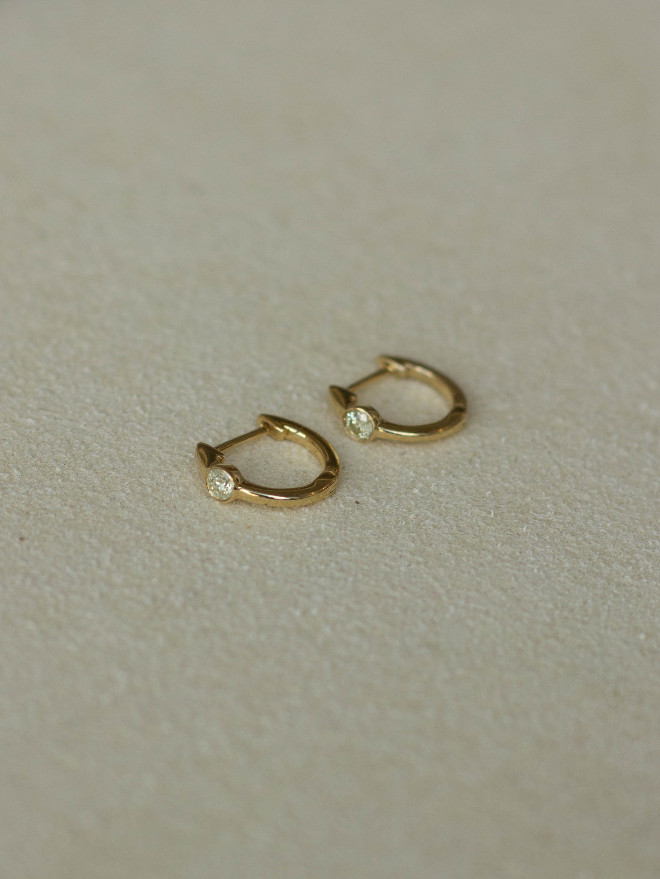 14K Gold Hoop Earrings with Natural Diamond (GDE-25SS003)