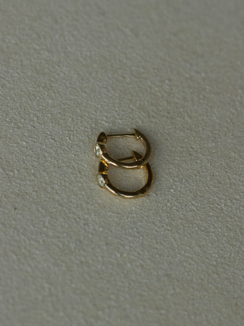 14K Gold Hoop Earrings with Natural Diamond (GDE-25SS003)