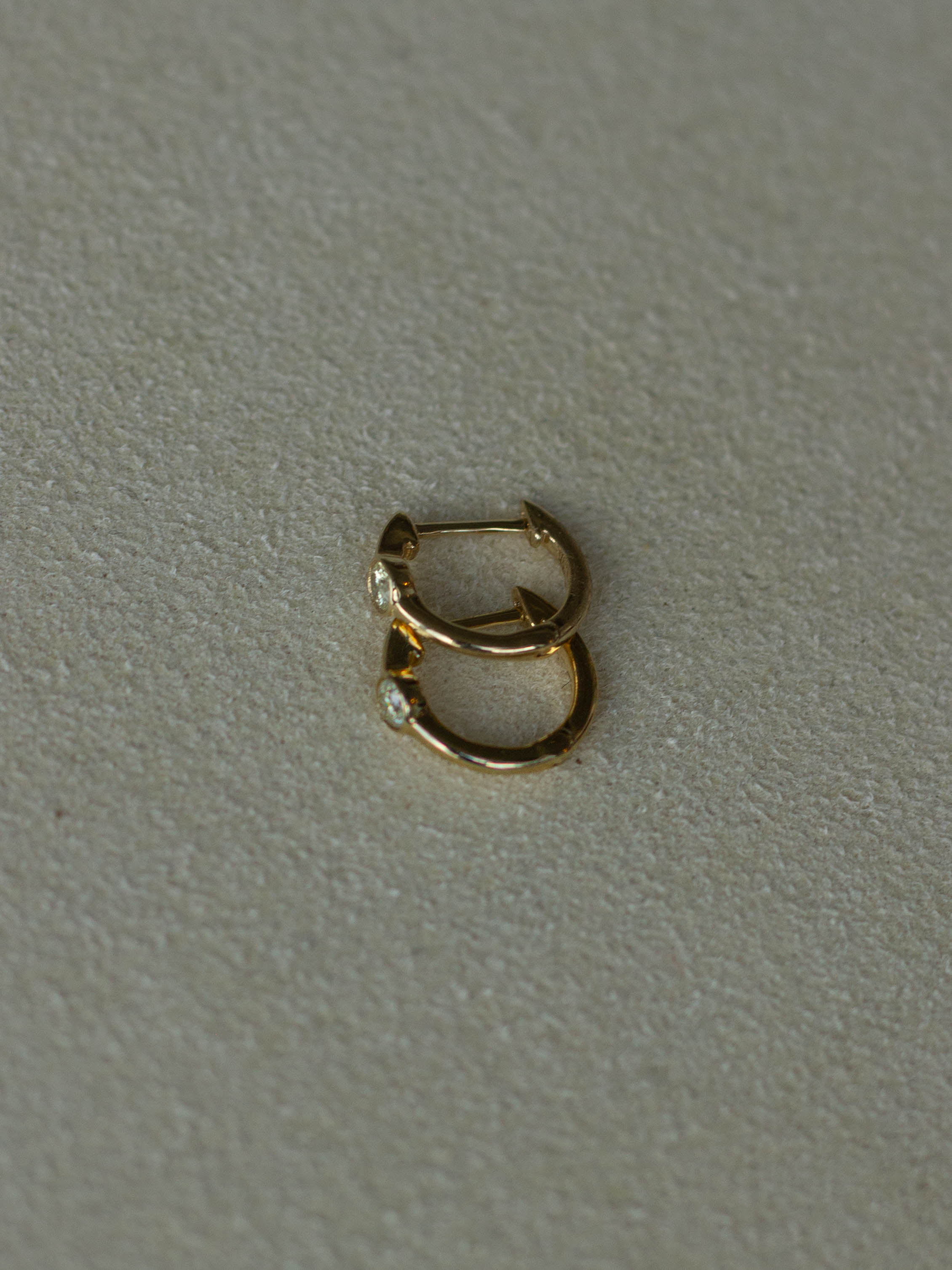 14K Gold Hoop Earrings with Natural Diamond (GDE-25SS003)