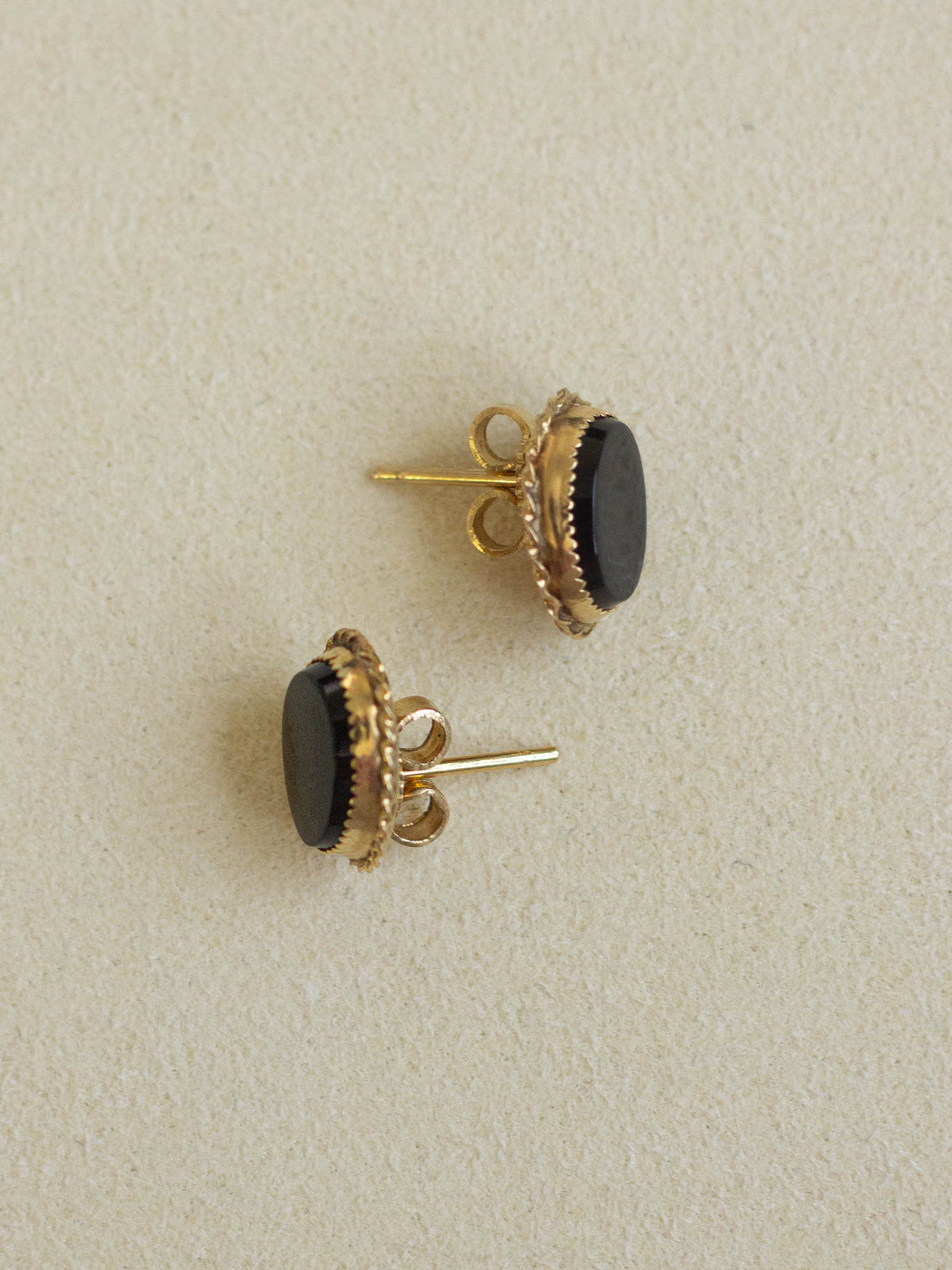 14K Gold Stud Earrings with Onyx (GDE07)