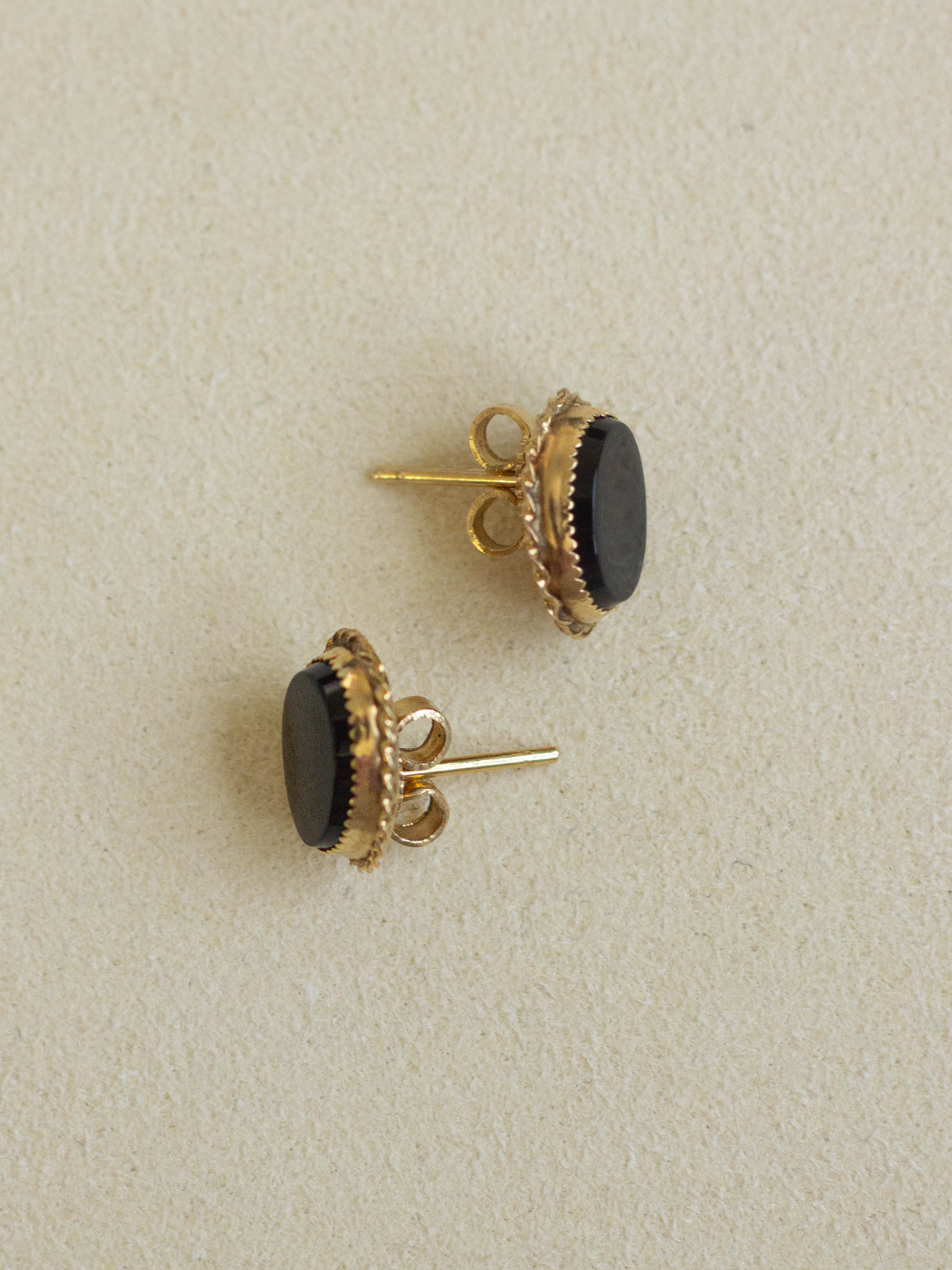 14K Gold Stud Earrings with Onyx (GDE07)