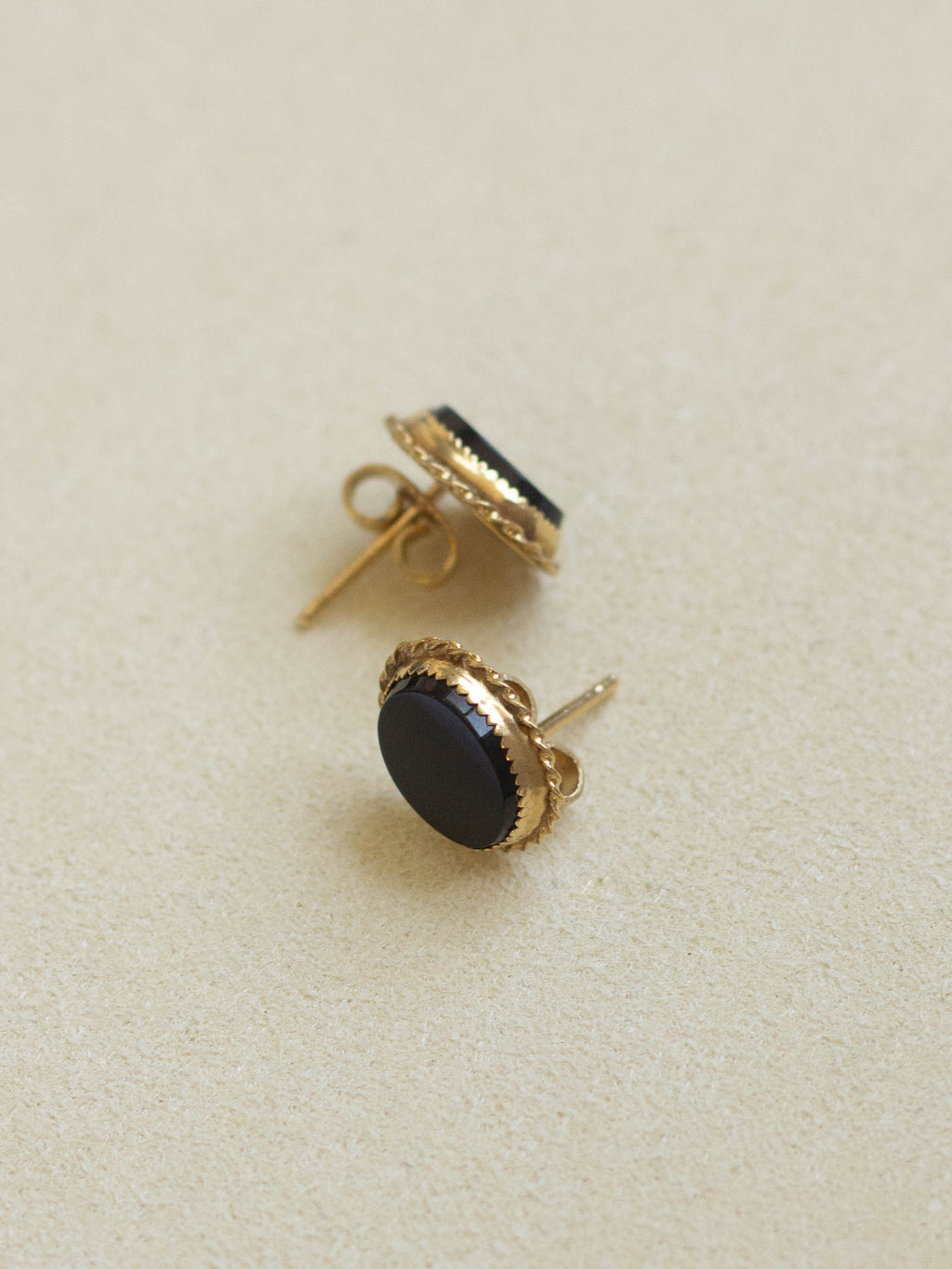 14K Gold Stud Earrings with Onyx (GDE07)