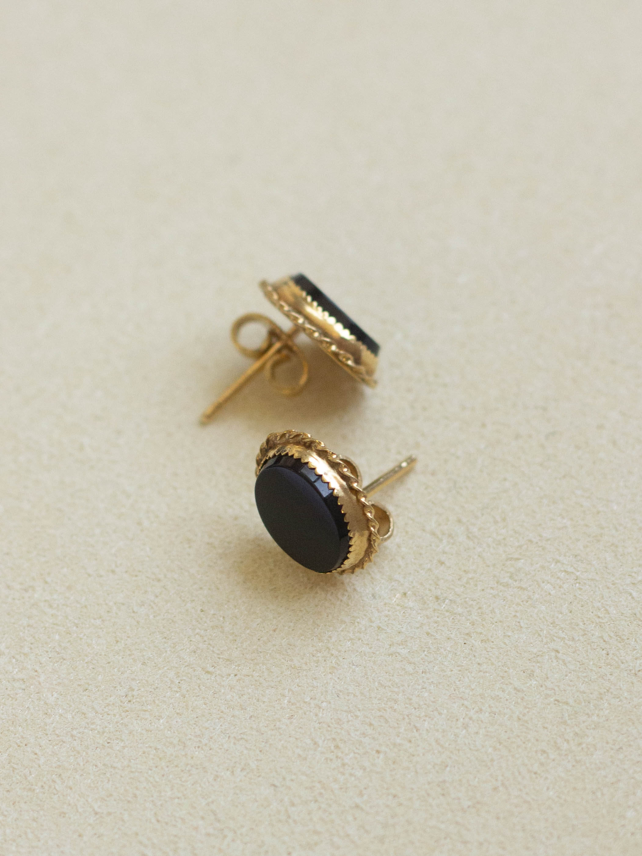 14K Gold Stud Earrings with Onyx (GDE07)