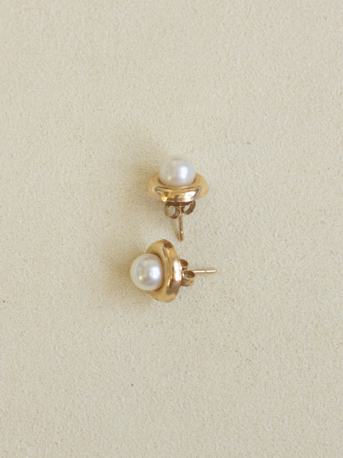 14K Gold Stud Earrings with Pearl (GDE09)