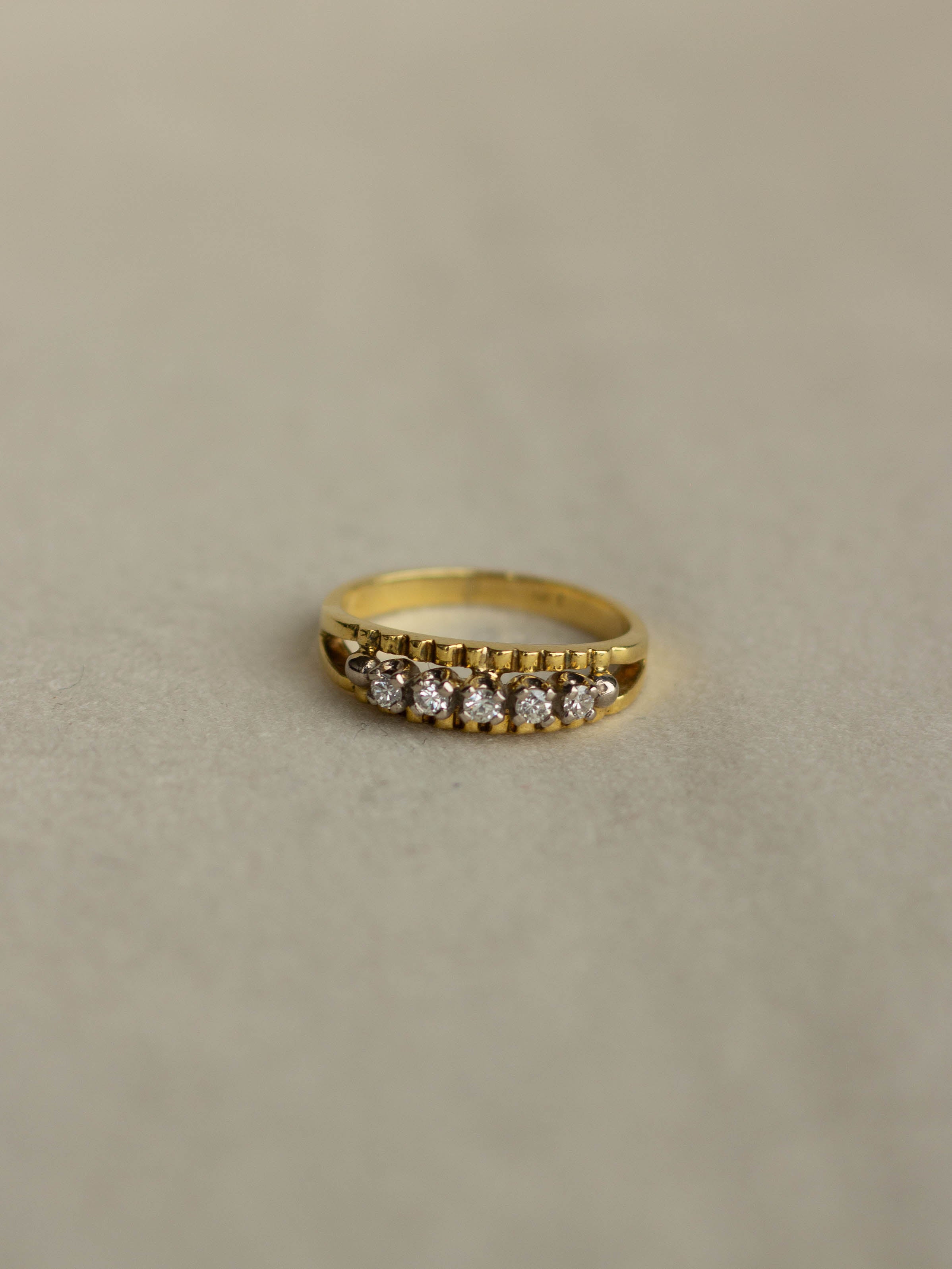 18K Linear Diamond Ring (GDR-29)