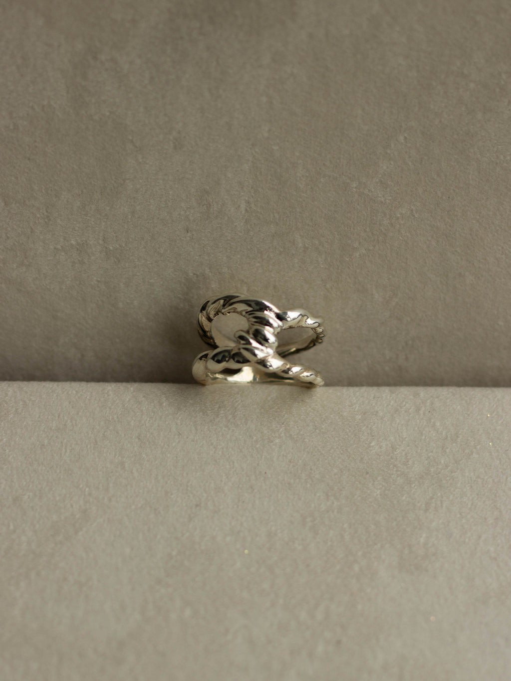 "Isabella Etou" Modern Twist Link Ring