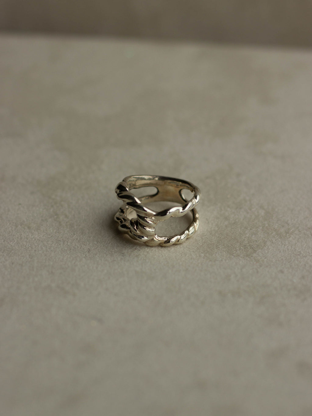 "Isabella Etou" Modern Twist Link Ring