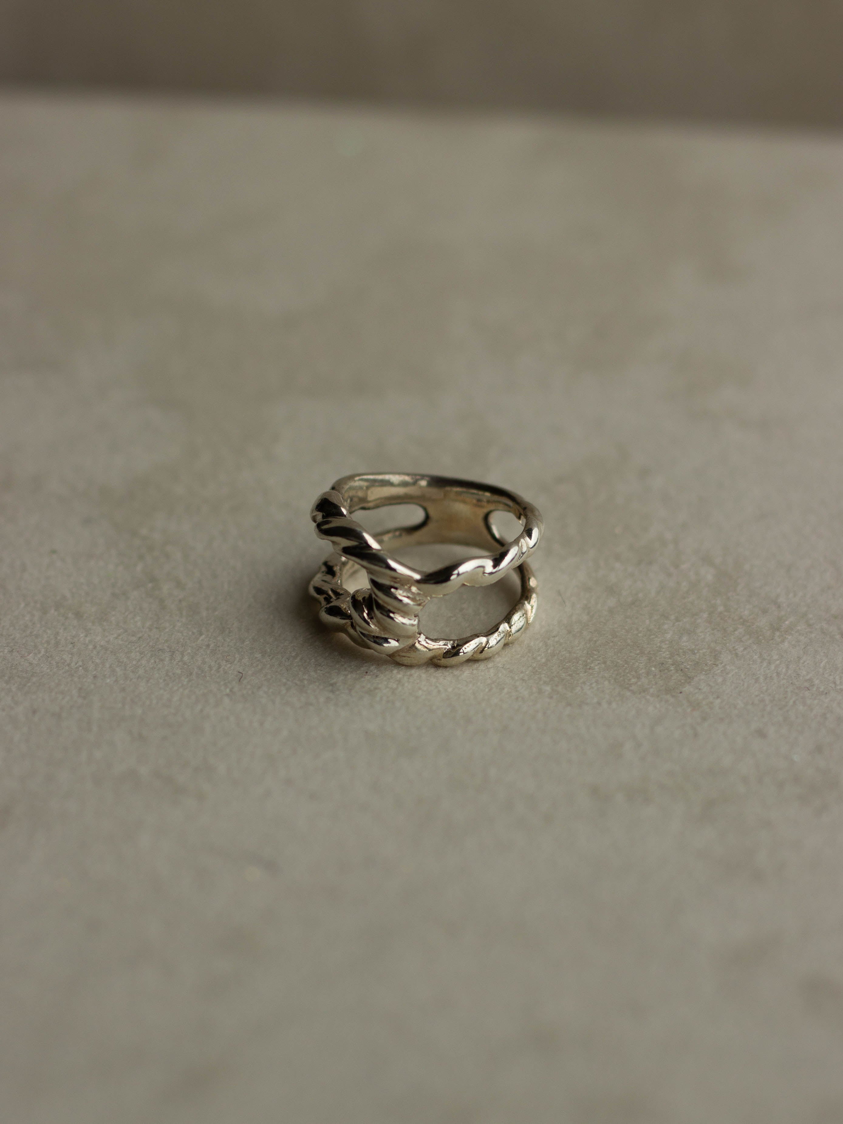 "Isabella Etou" Modern Twist Link Ring