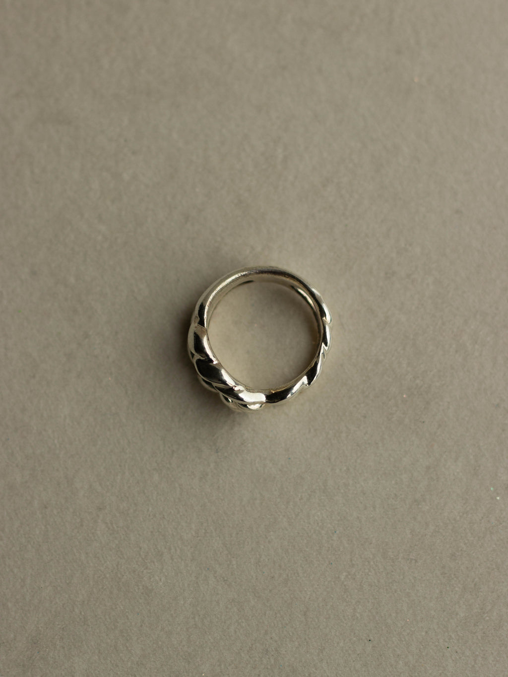 "Isabella Etou" Modern Twist Link Ring