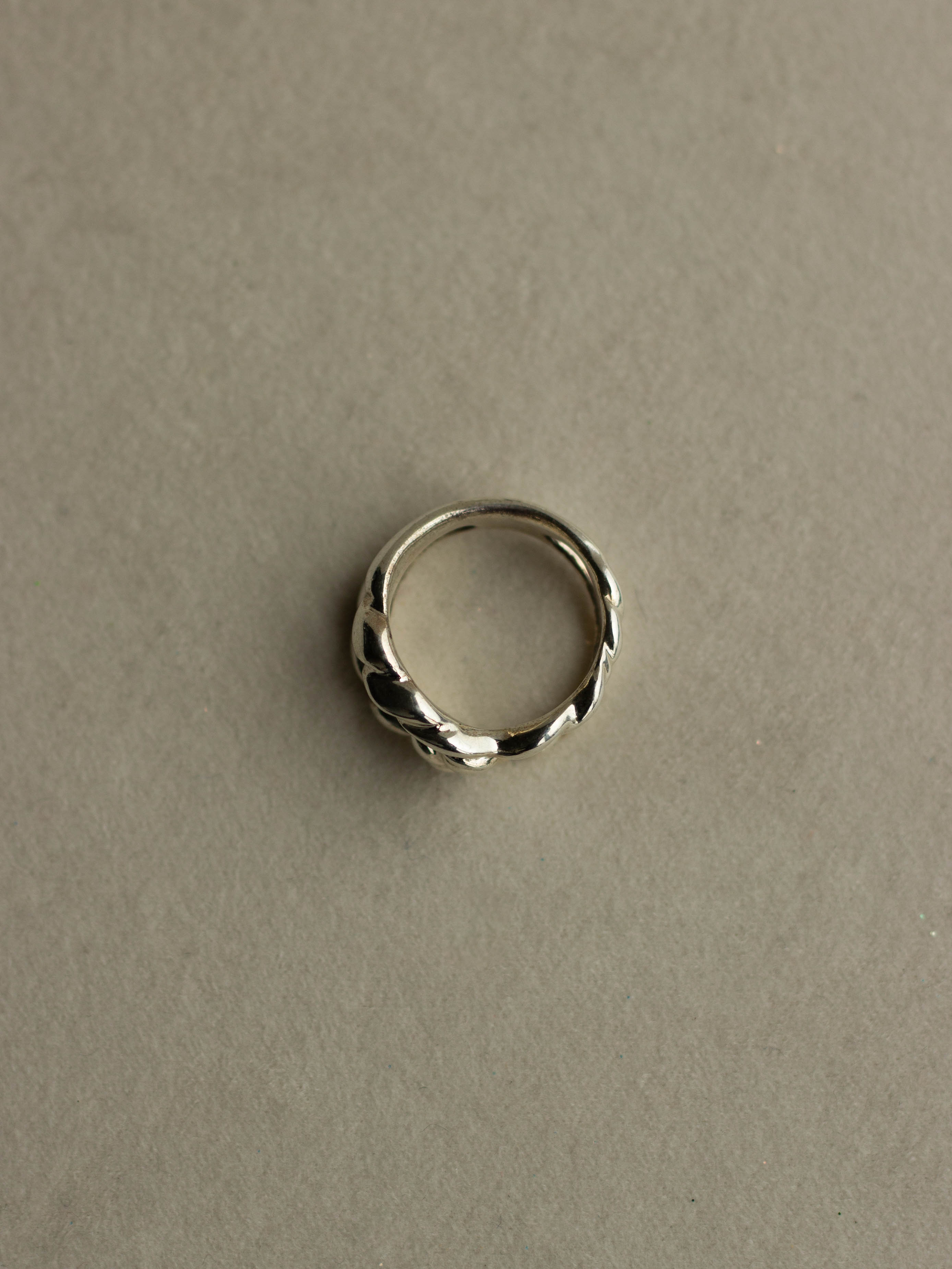 "Isabella Etou" Modern Twist Link Ring